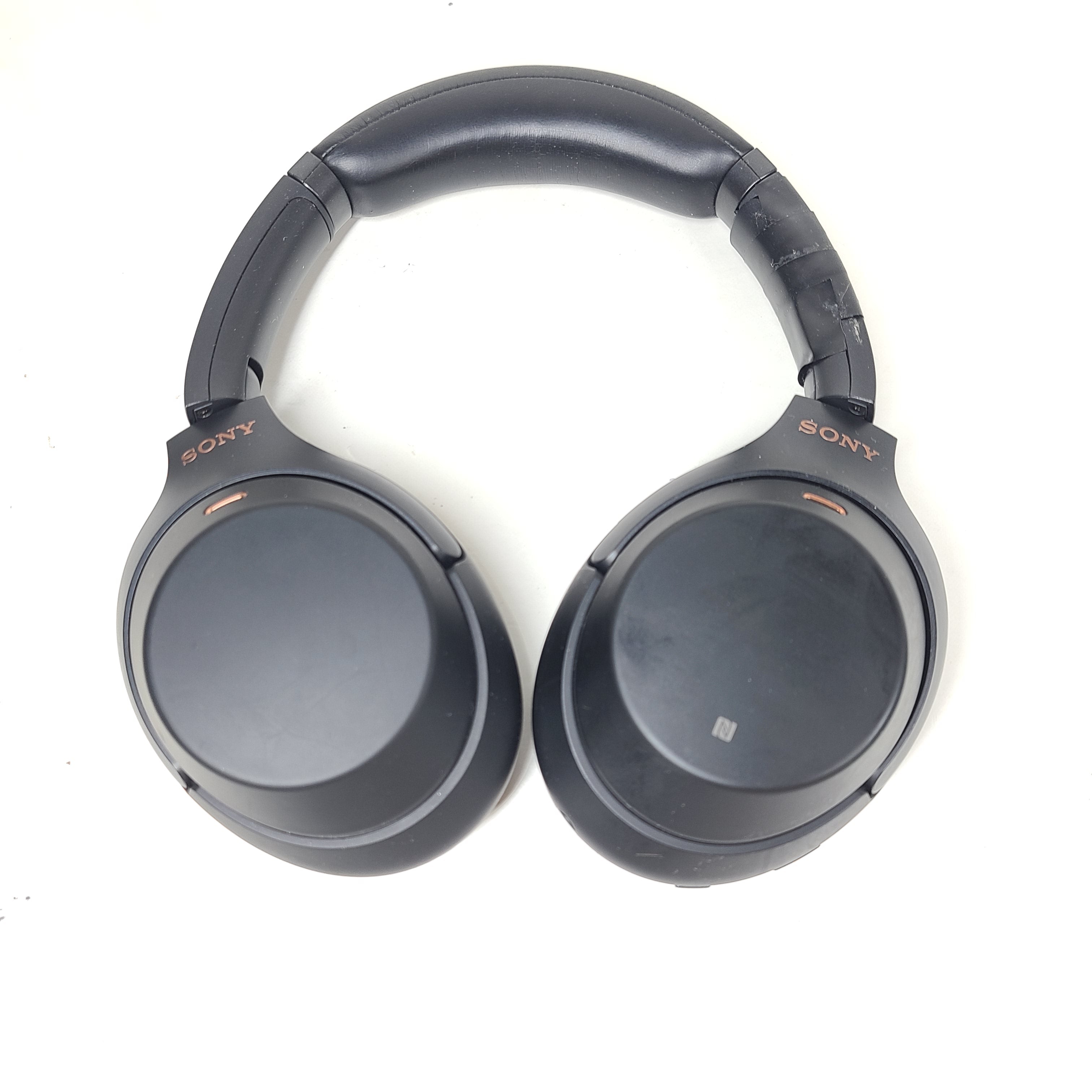 Black Sony WH-1000XM3 over-ear wireless noise-cancelling headphones with NFC on the ear cups and USB charging cable included.