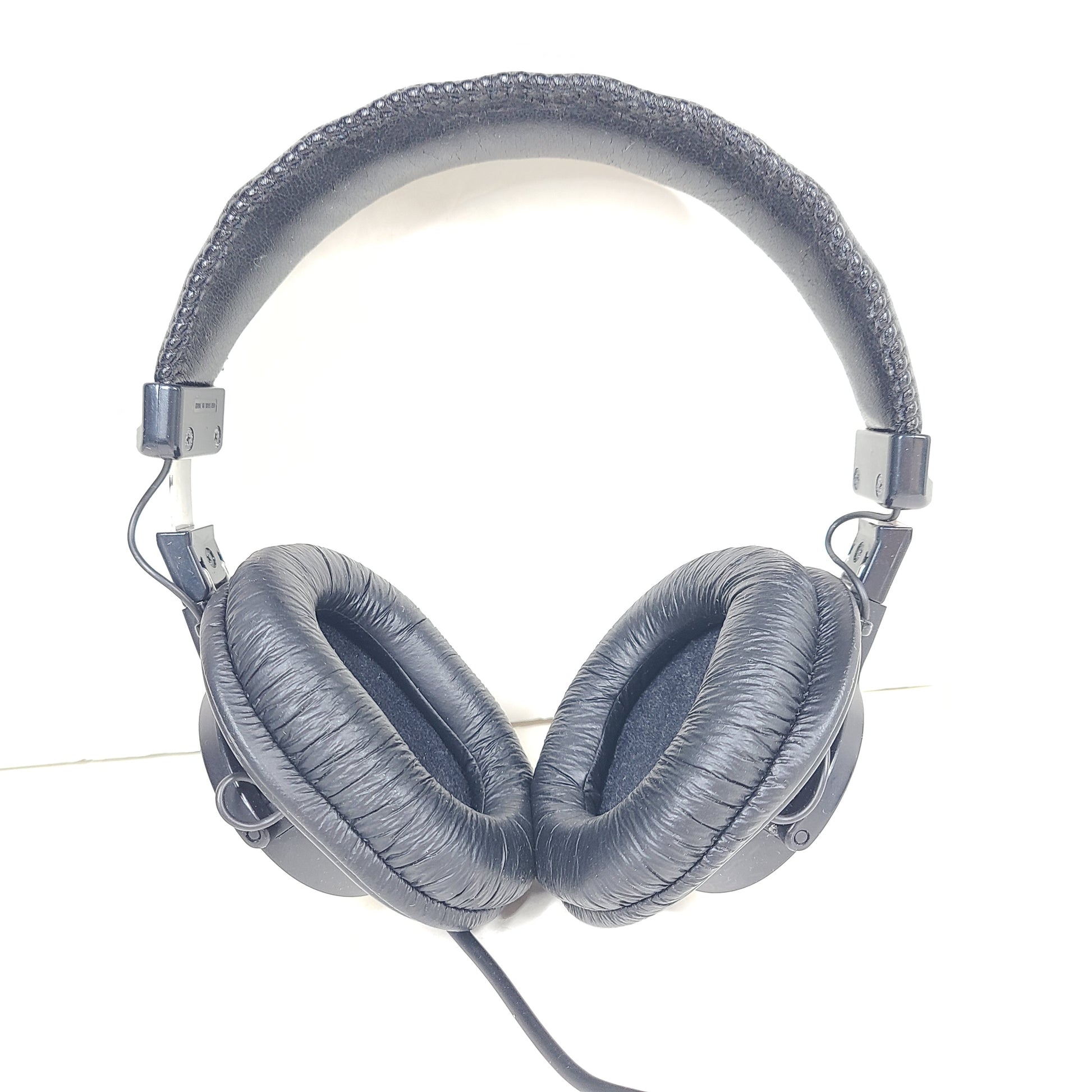Sony MDR-7506 studio monitor headphones in black deliver balanced, accurate sound for mixing and monitoring sessions.