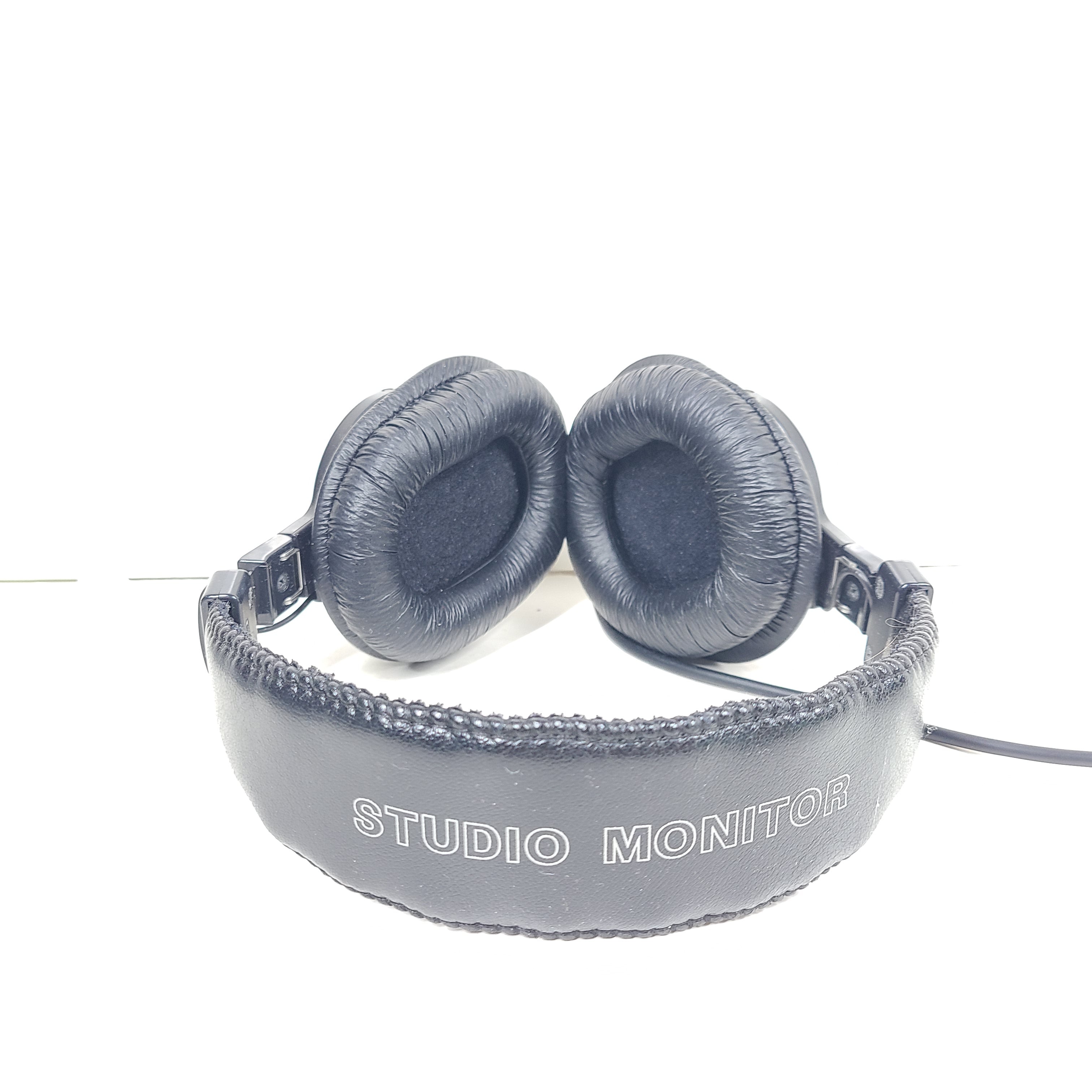 Sony MDR-7506 studio monitor headphones in black deliver balanced, accurate sound for mixing and monitoring sessions.