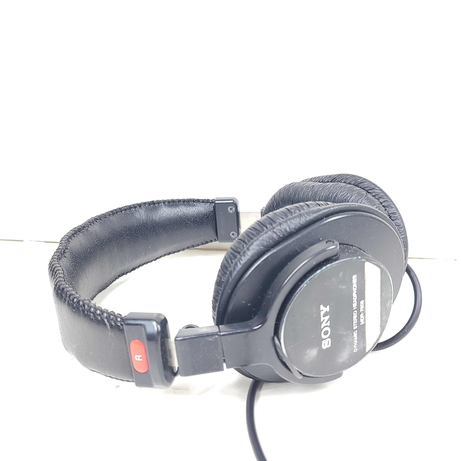 Sony MDR-7506 studio monitor headphones in black deliver balanced, accurate sound for mixing and monitoring sessions.