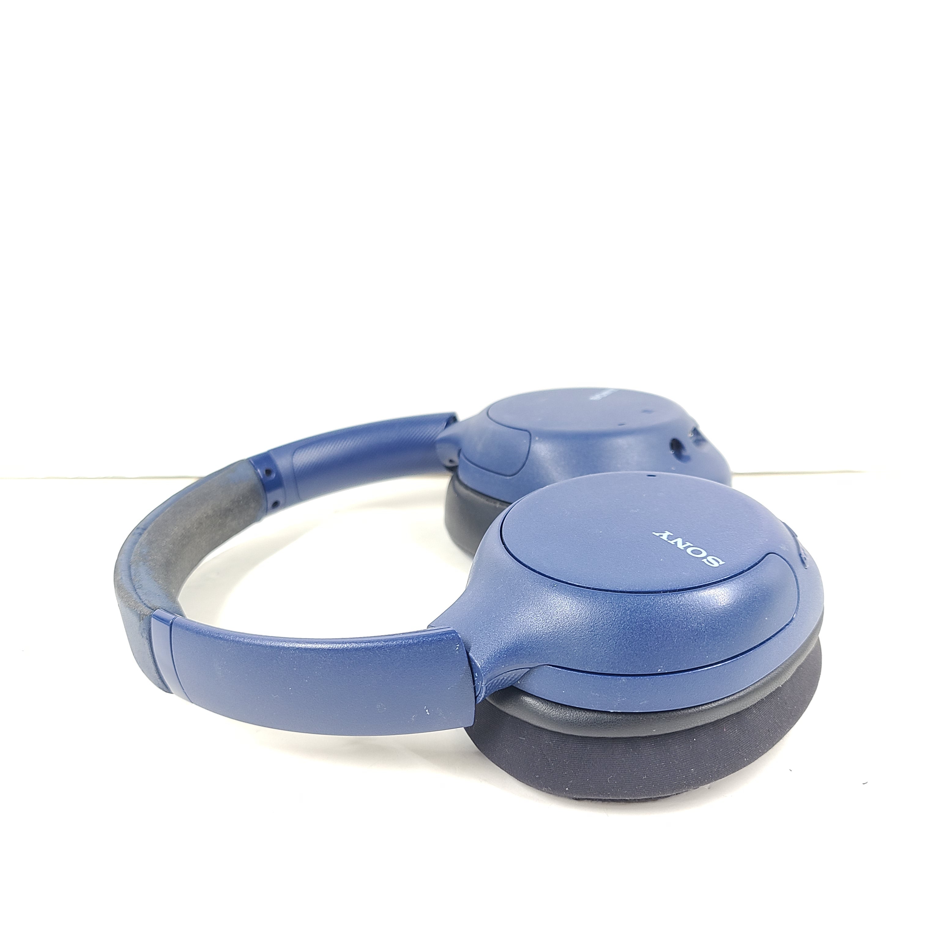 Wireless over-ear Sony WH-CH710N headset in blue with active noise cancellation and cushioned earcups.