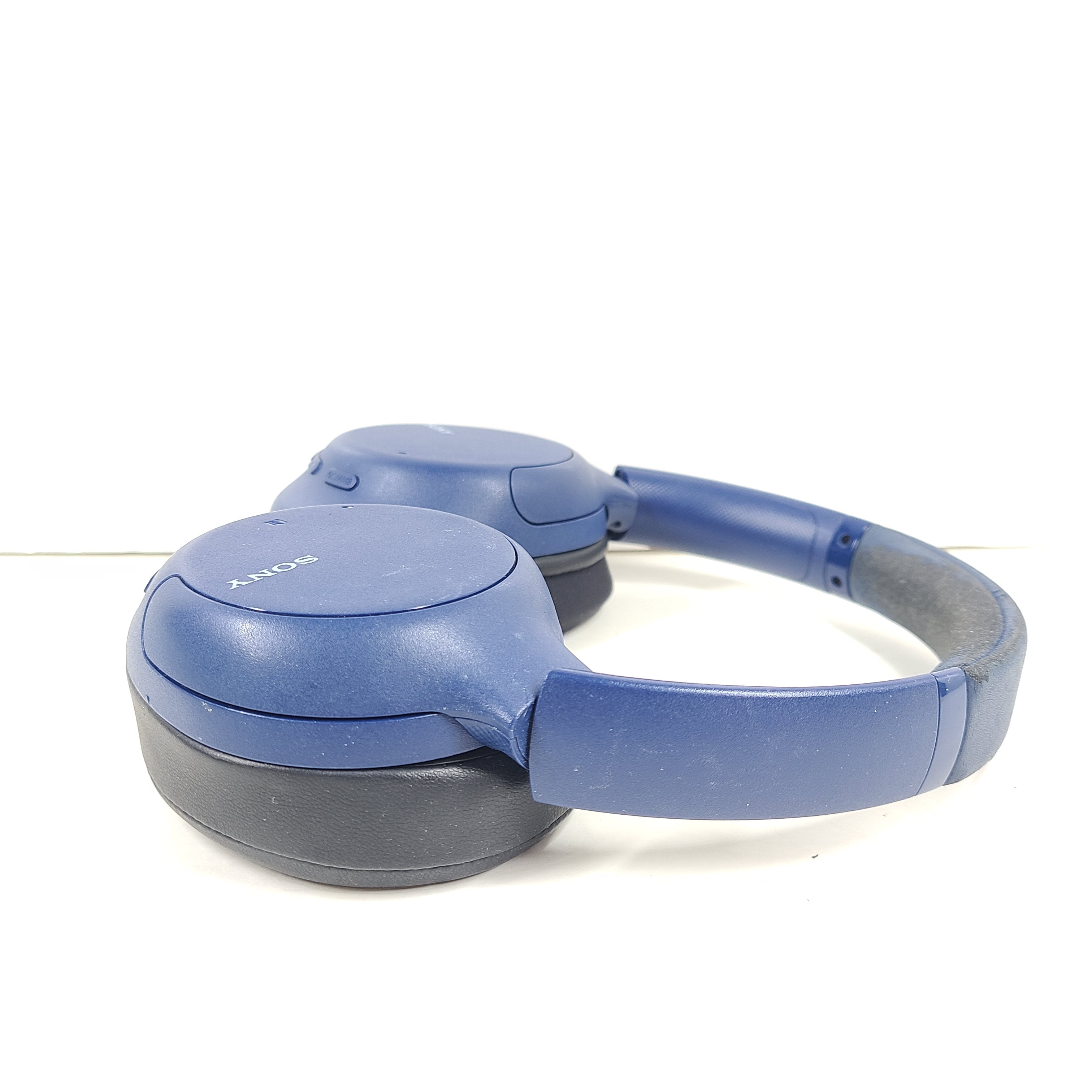 Wireless over-ear Sony WH-CH710N headset in blue with active noise cancellation and cushioned earcups.