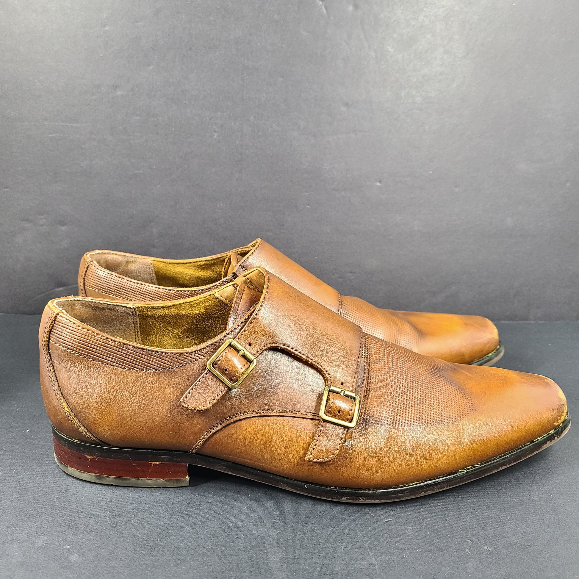 Brown Florsheim men's leather dress shoes size 9.5D with a leather upper and manmade balance materials.
