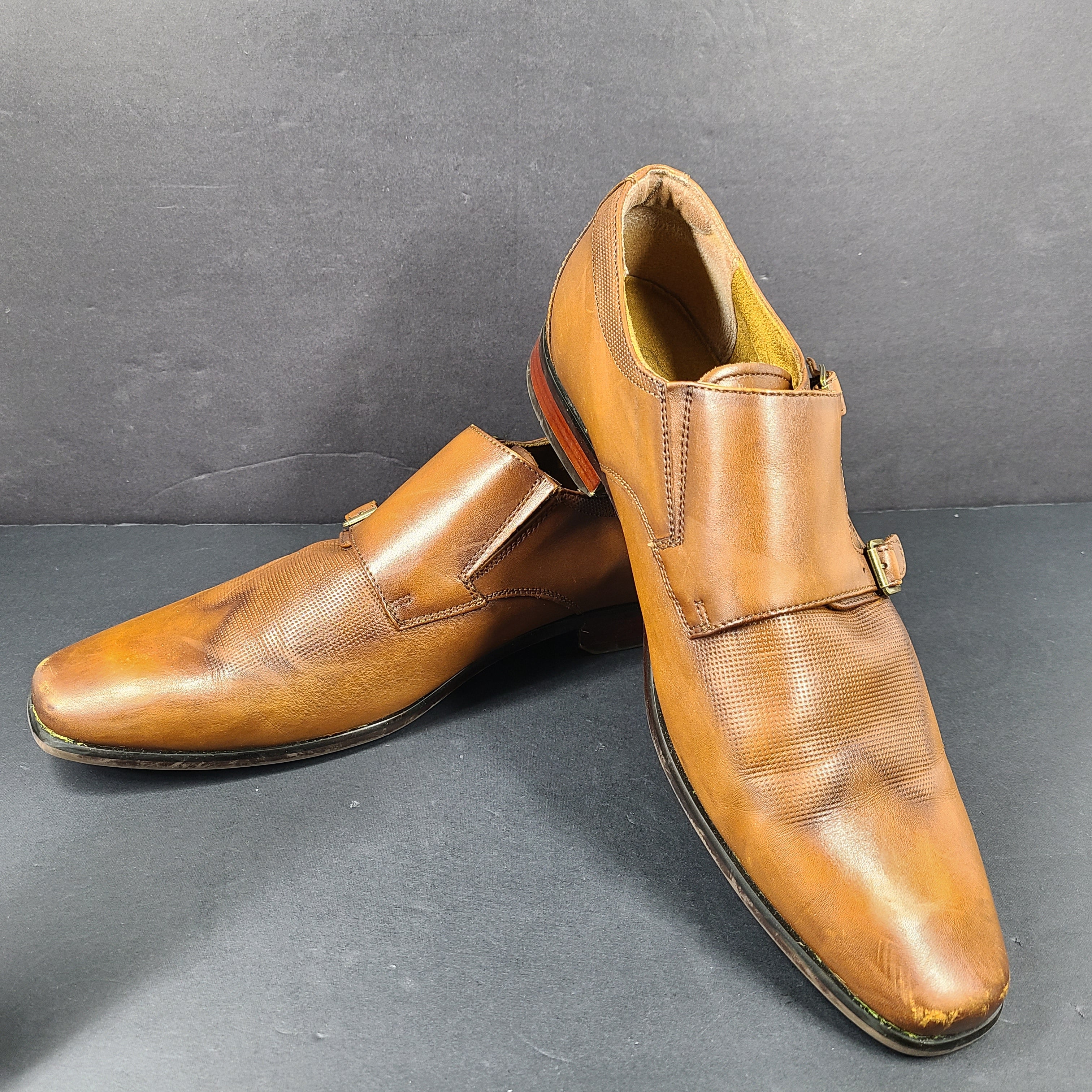 Brown Florsheim men's leather dress shoes size 9.5D with a leather upper and manmade balance materials.