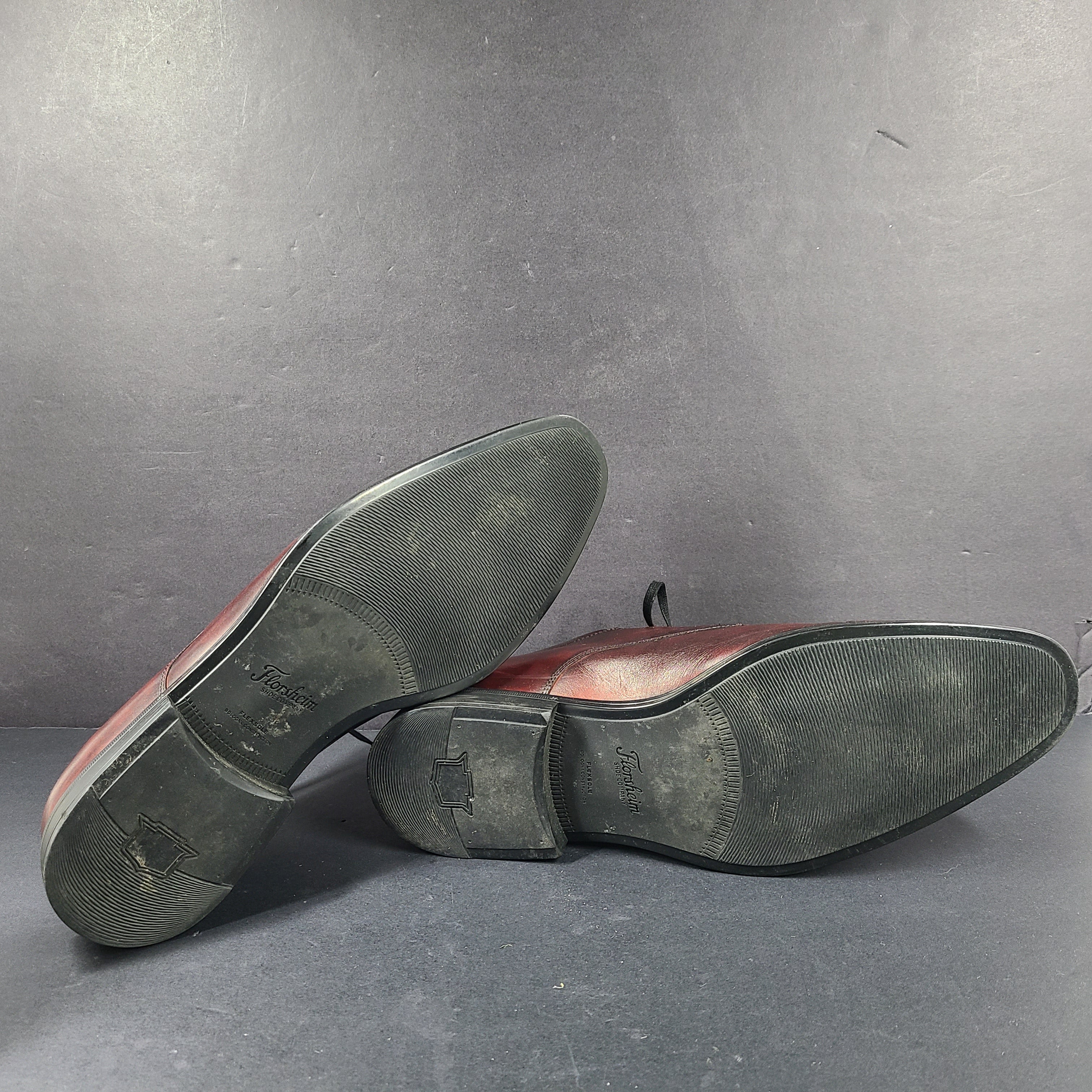 Brown Florsheim men's leather dress shoe in U.S. size 10.5 M with manmade sole balance.