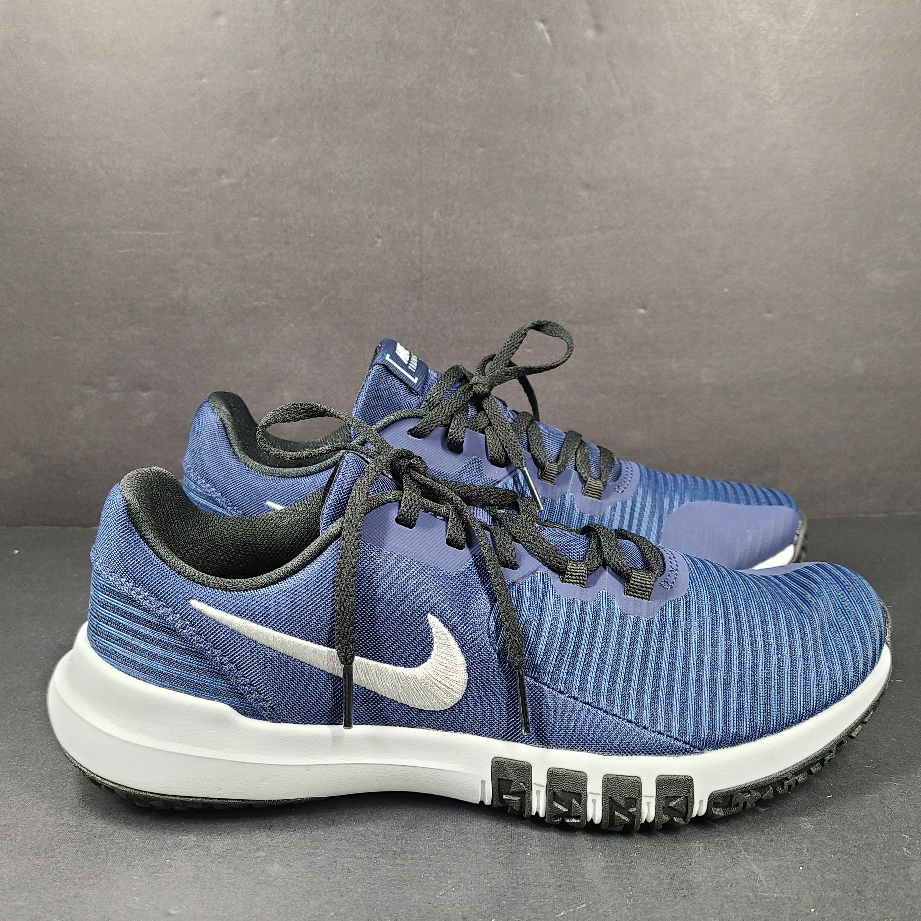 Men's Nike Flex Control 4 training shoe in blue, black, and white, US size 9, designed for stable, lightweight workouts.
