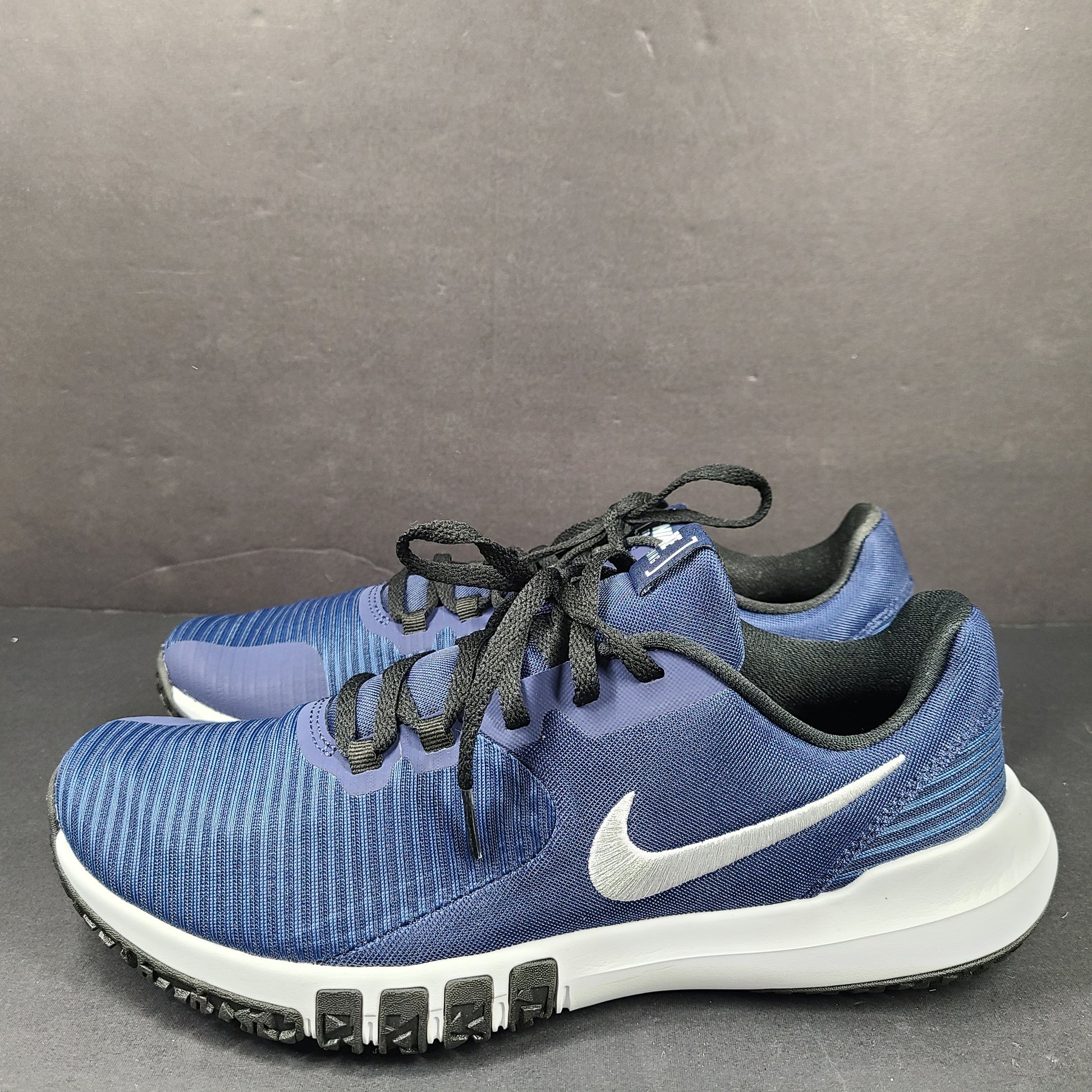 Men's Nike Flex Control 4 training shoe in blue, black, and white, US size 9, designed for stable, lightweight workouts.