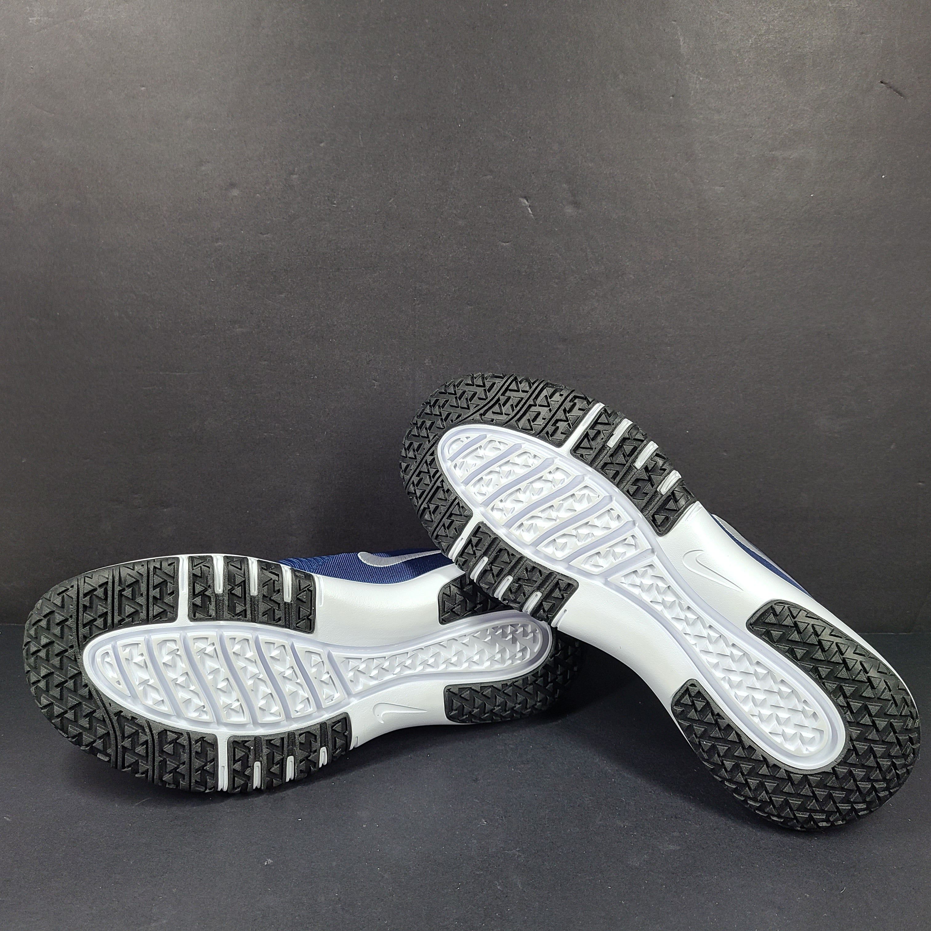 Men's Nike Flex Control 4 training shoe in blue, black, and white, US size 9, designed for stable, lightweight workouts.
