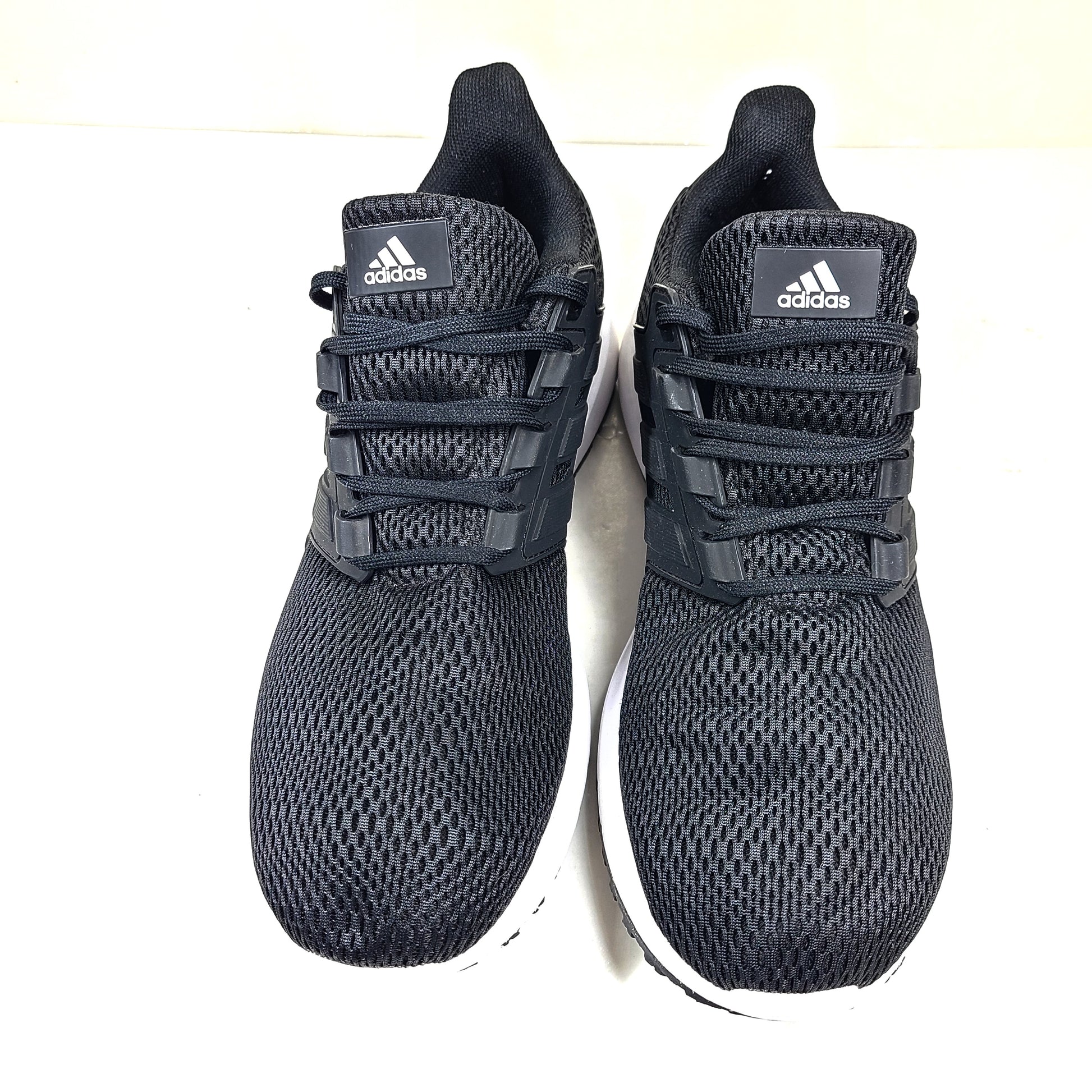 Black Adidas Ultimashow running shoes in US 8.5 with a supportive, low-profile design and durable outsole.