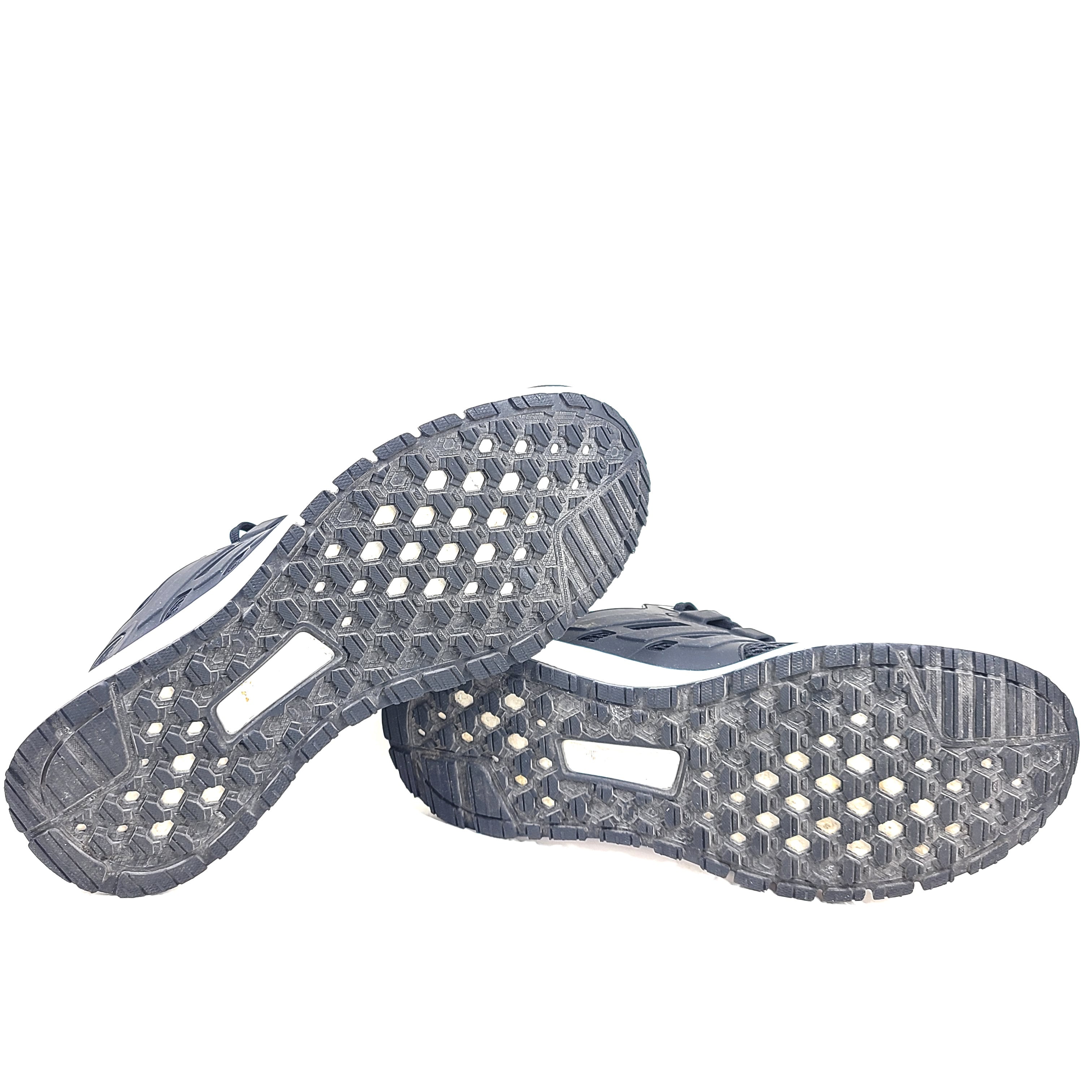 Black Adidas Ultimashow running shoes in US 8.5 with a supportive, low-profile design and durable outsole.