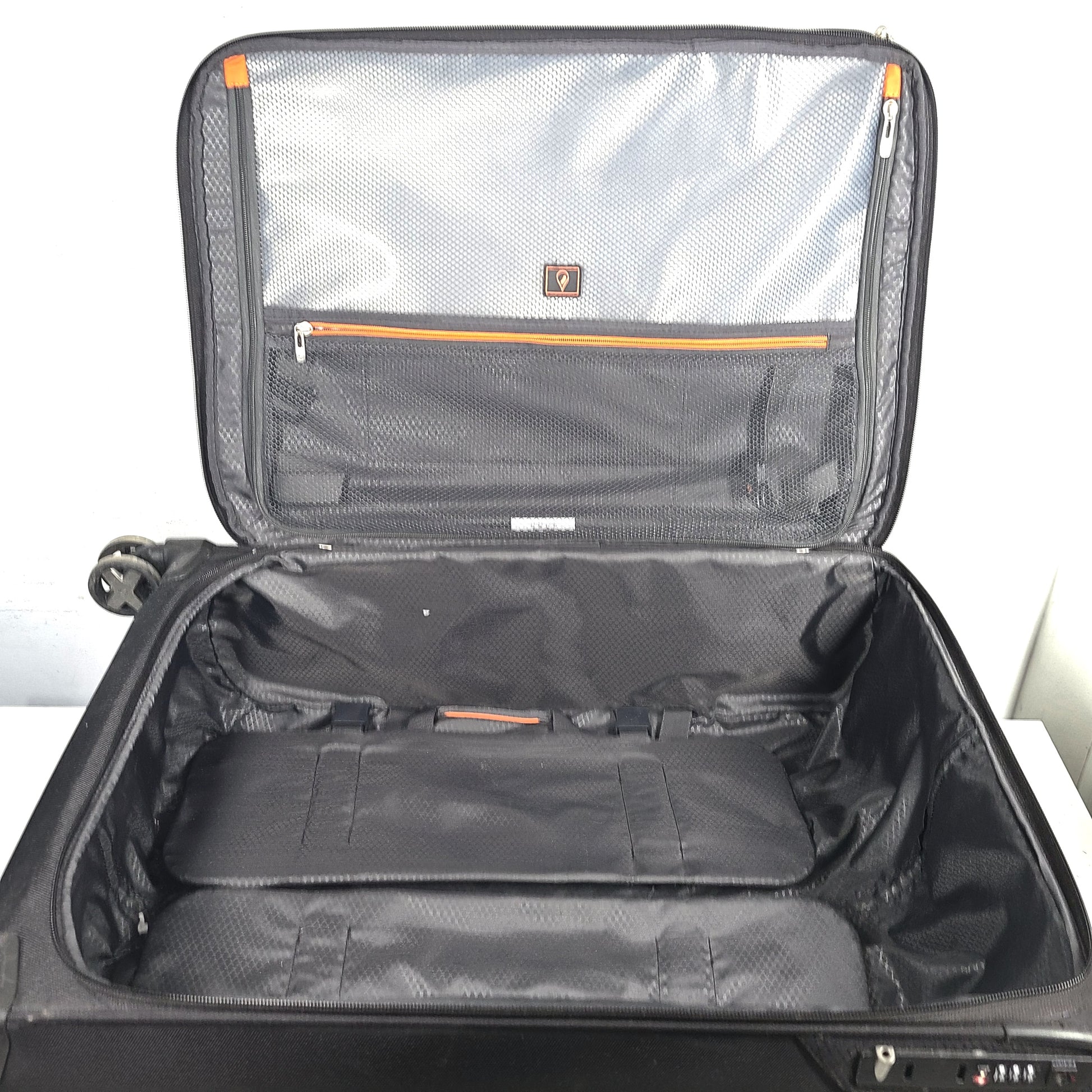 Black Samsonite Spinner 71/26 EXP suitcase with four spinner wheels and a telescoping handle.