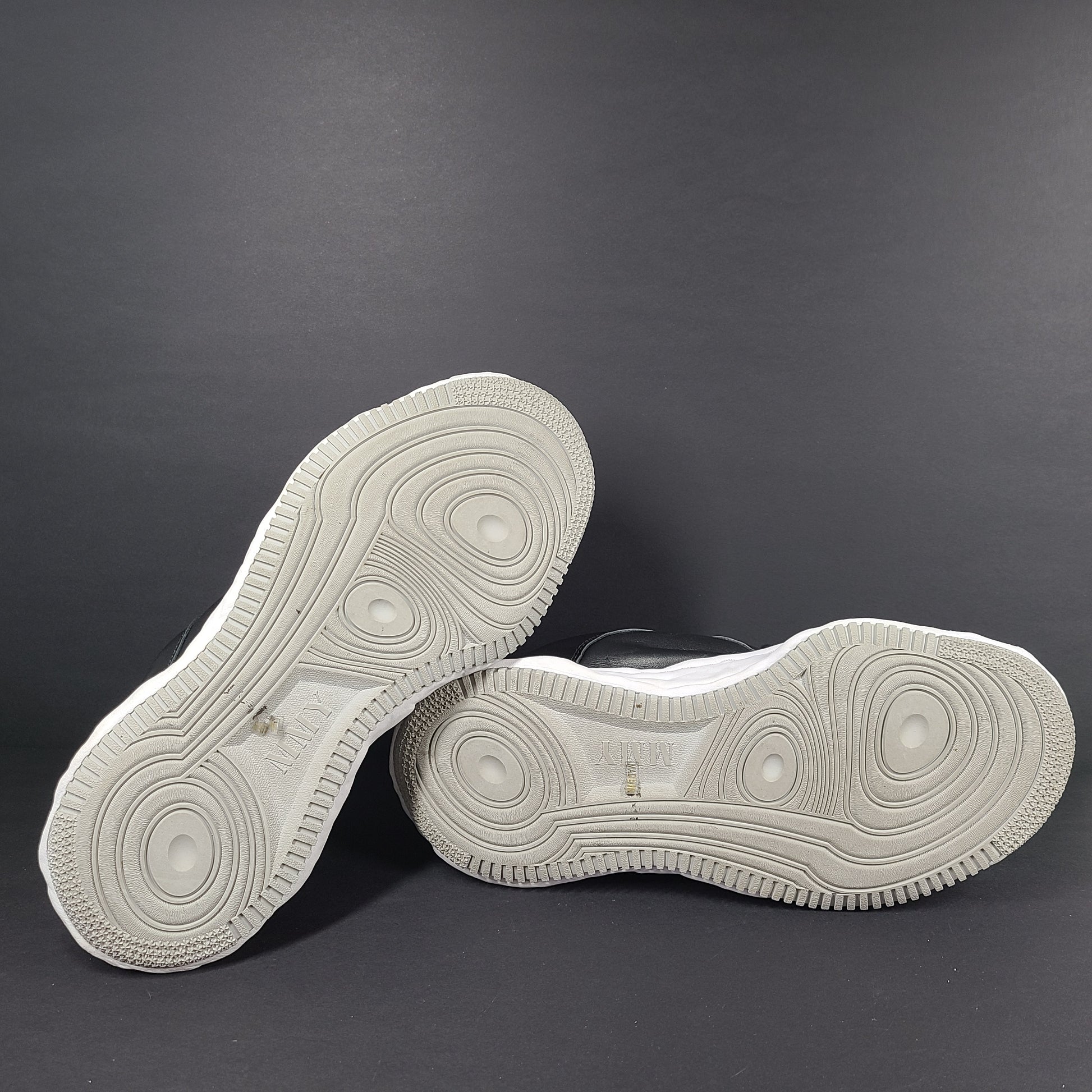 Black and white Maison Mihara Yasuhiro Wayne low-top leather sneakers with original sculpted OG sole and MMY branding.