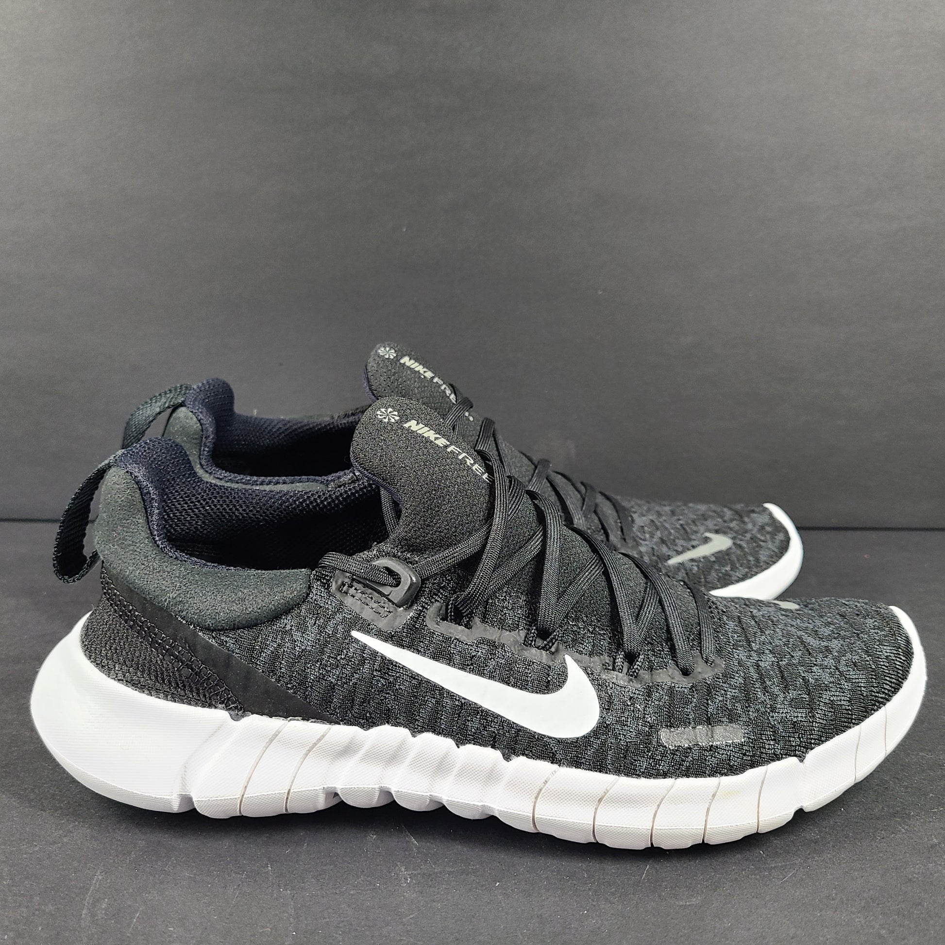 Black and gray Nike Free Metcon 3 training shoes in US size 6.5 with white accents and a low-profile sole.