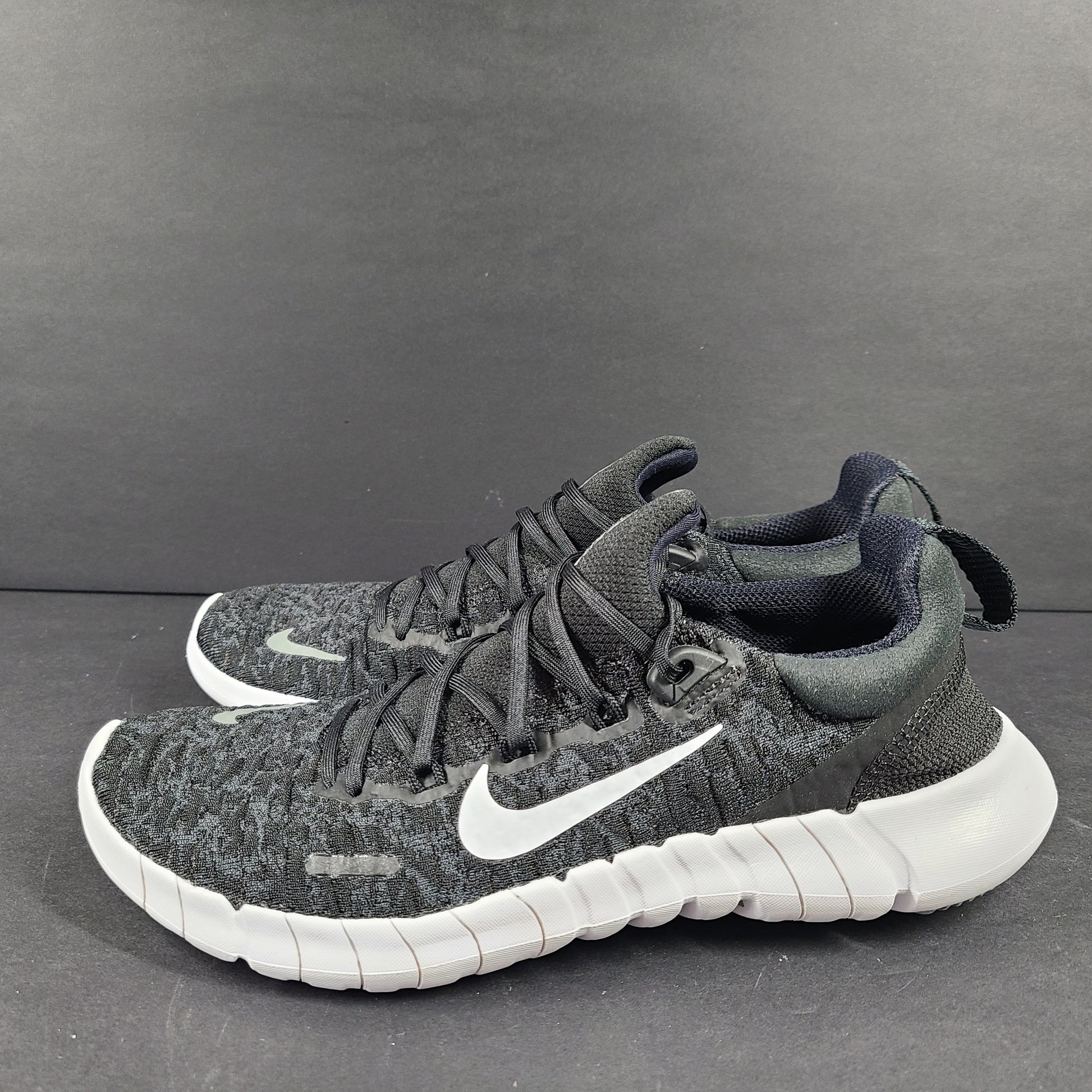 Black and gray Nike Free Metcon 3 training shoes in US size 6.5 with white accents and a low-profile sole.
