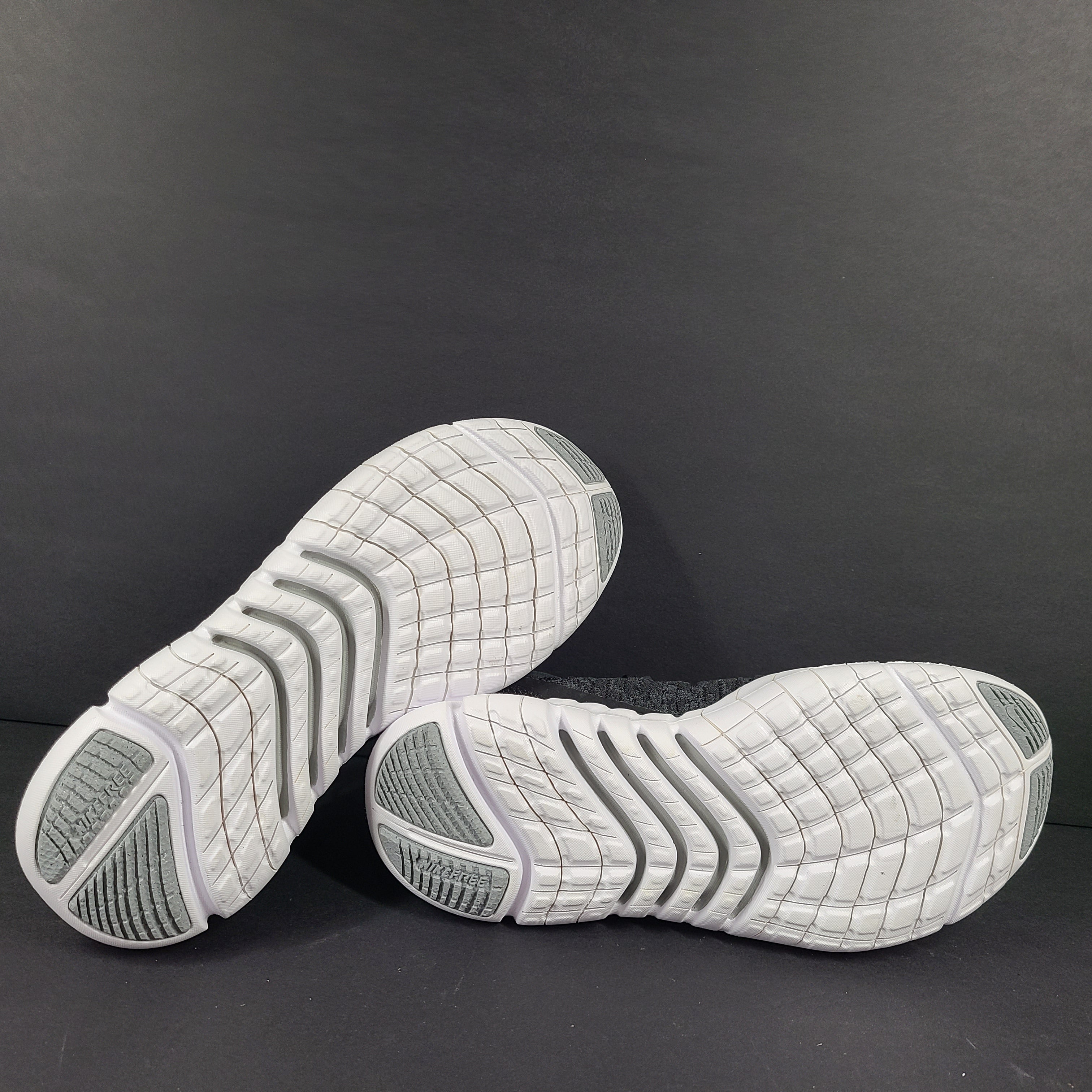 Black and gray Nike Free Metcon 3 training shoes in US size 6.5 with white accents and a low-profile sole.