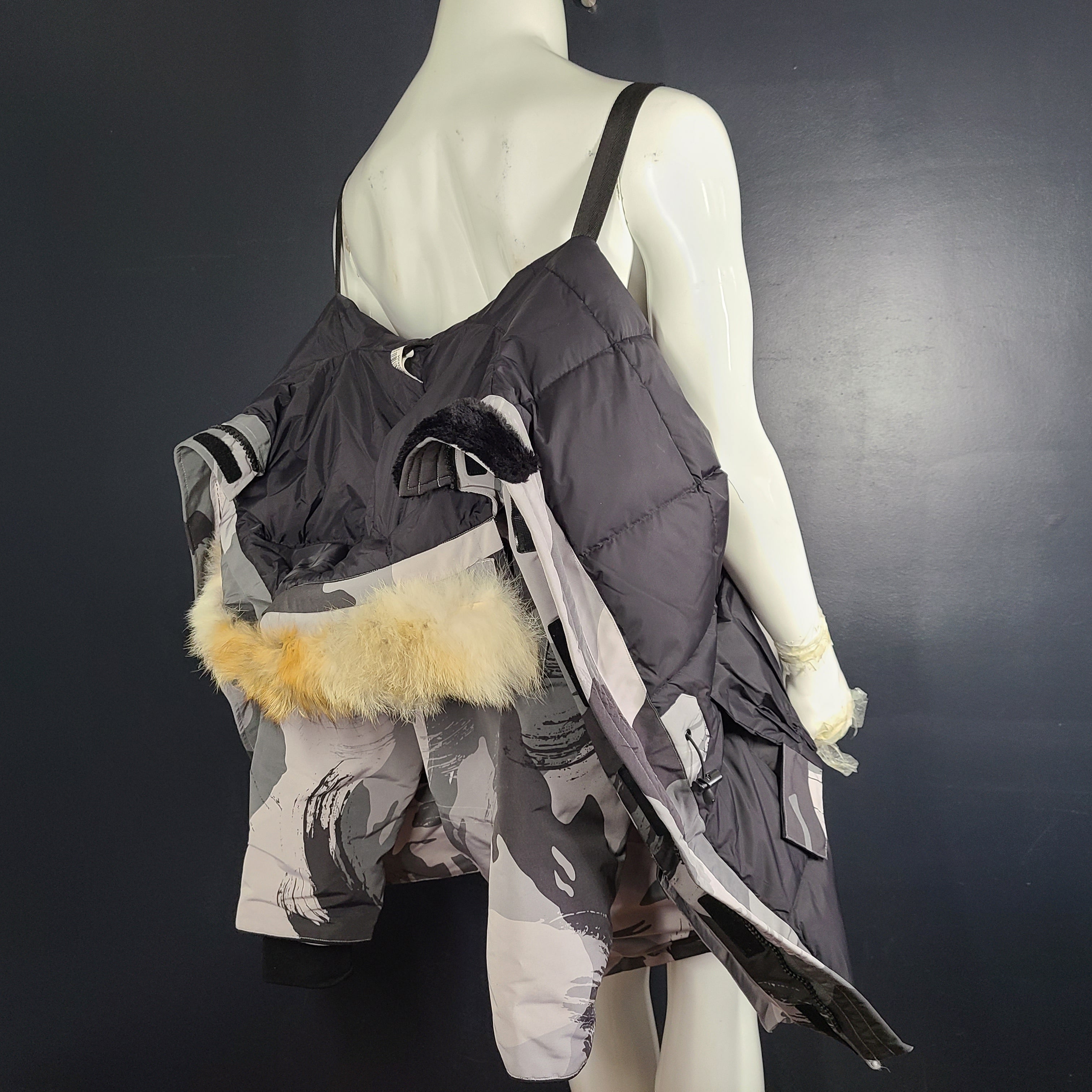 Canada Goose Expedition Parka in grey camouflage, size XL, designed for extreme cold with heavy insulation and a fur-trimmed hood.
