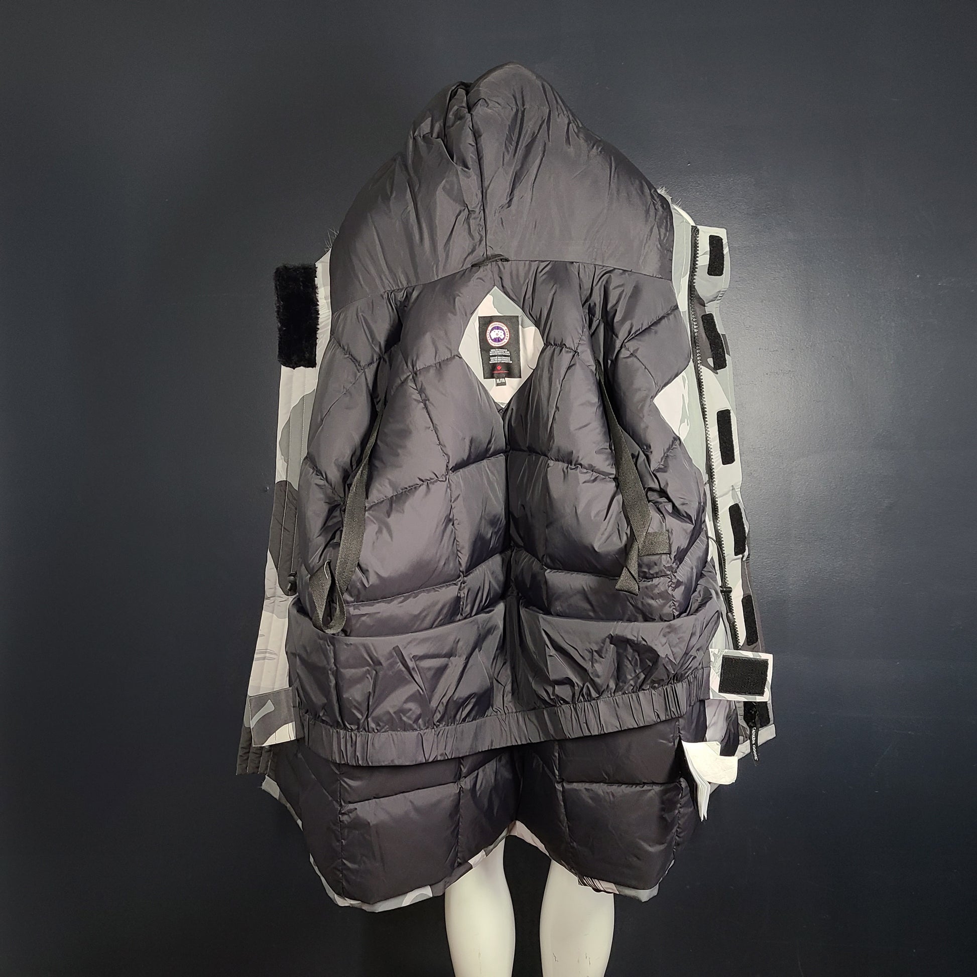 Canada Goose Expedition Parka in grey camouflage, size XL, designed for extreme cold with heavy insulation and a fur-trimmed hood.