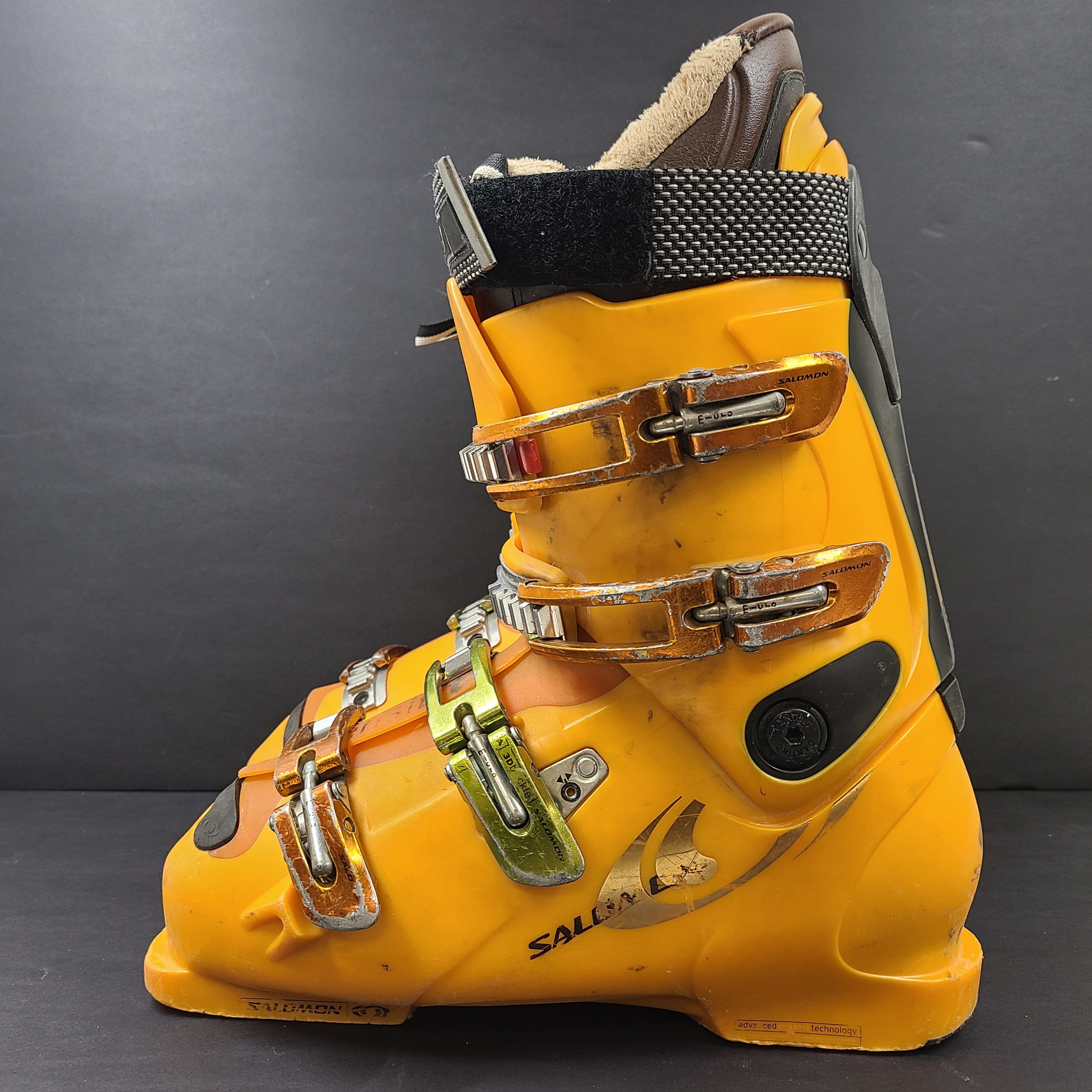 Durable Salomon X-MAX ski boot in orange, black, and brown with a 325mm sole length.