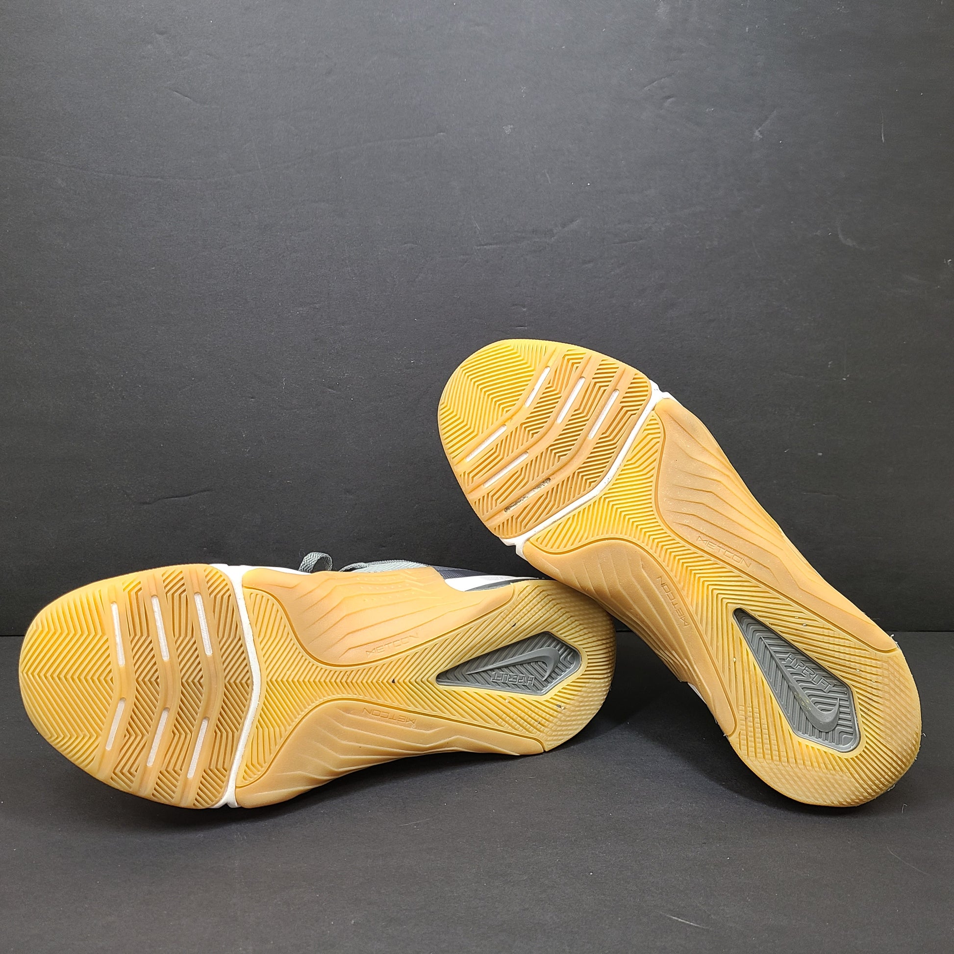 Nike Metcon 8 trainers in gray and yellow deliver stable support and responsive feel for intense training, size US 8.5.