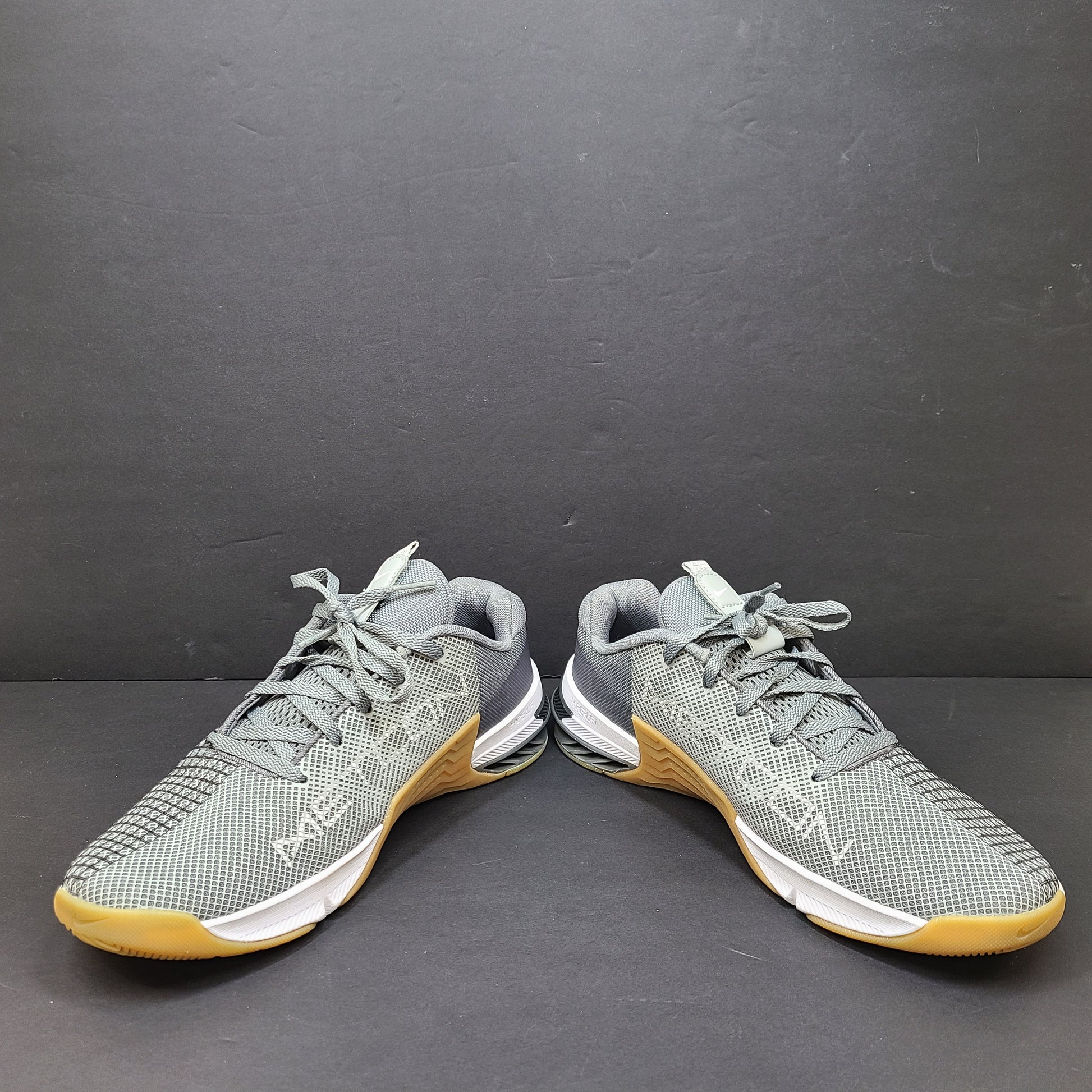 Nike Metcon 8 trainers in gray and yellow deliver stable support and responsive feel for intense training, size US 8.5.