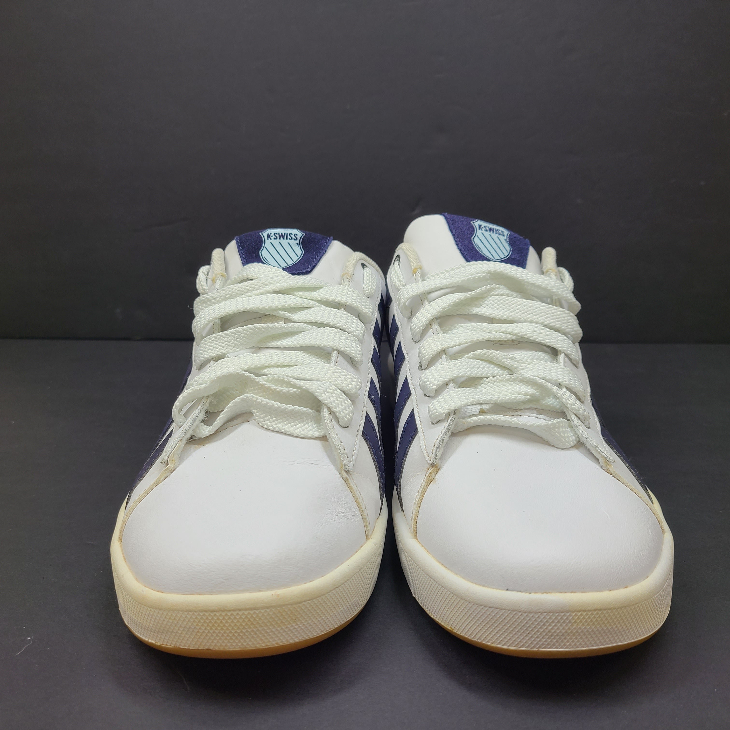 K-Swiss low-top men's sneaker in white and navy with branded tongue and heel.
