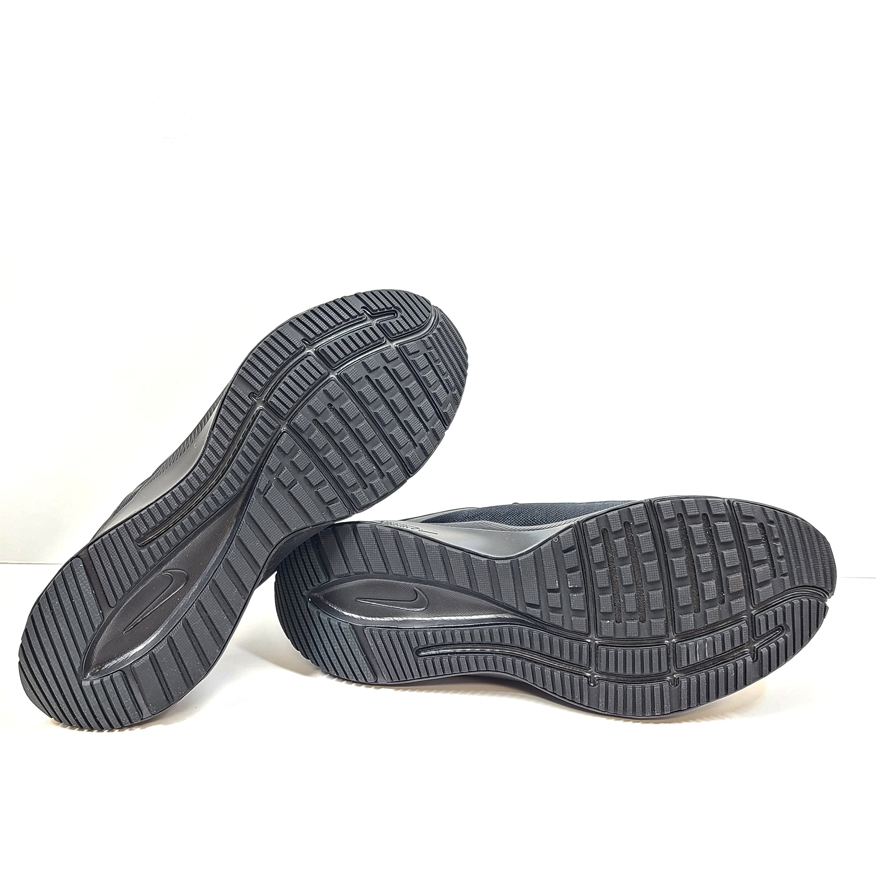 A black Nike Quest 4 running shoe in men's US 10 with breathable mesh upper and cushioned sole.