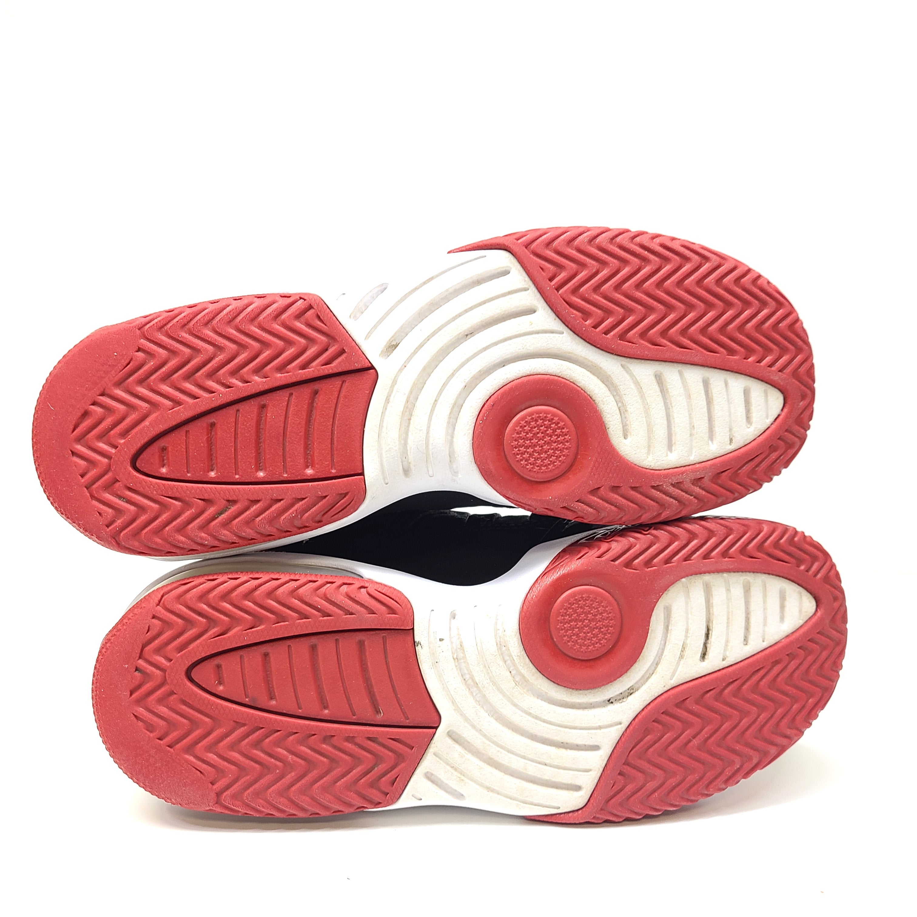 Black, red and white Jordan Max Aura youth sneakers in US size 3.5Y, model AQ9214-006.