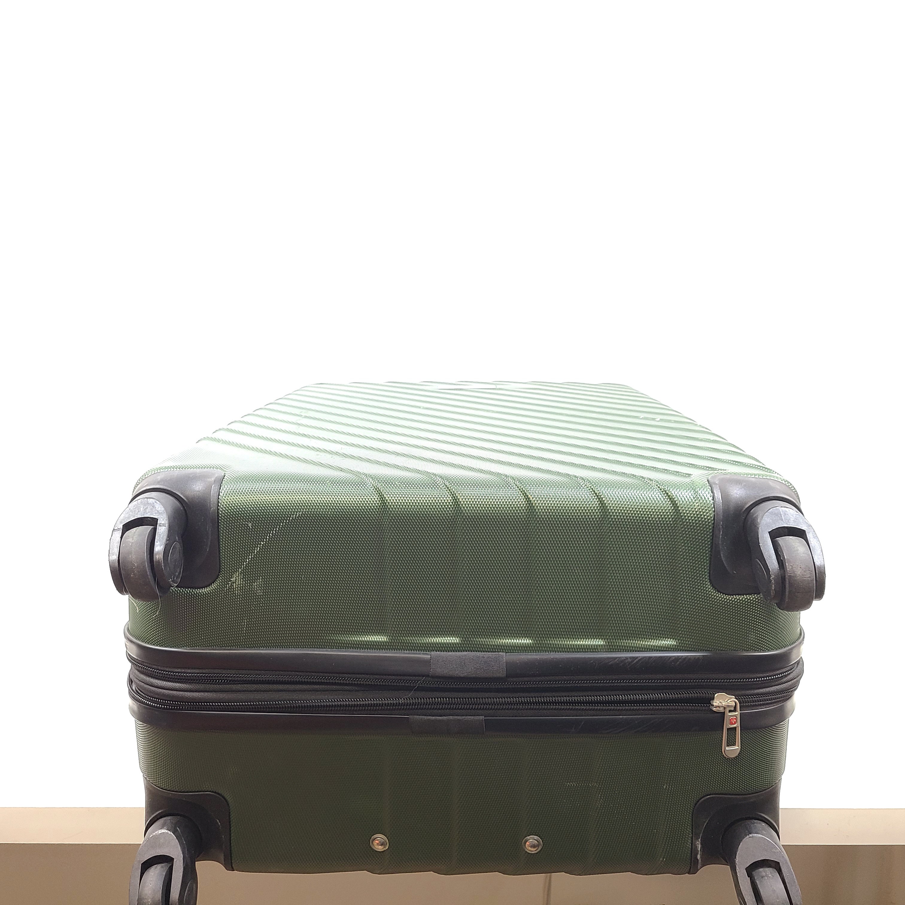 Green SwissGear hard-shell spinner luggage with retractable handle and interior straps.