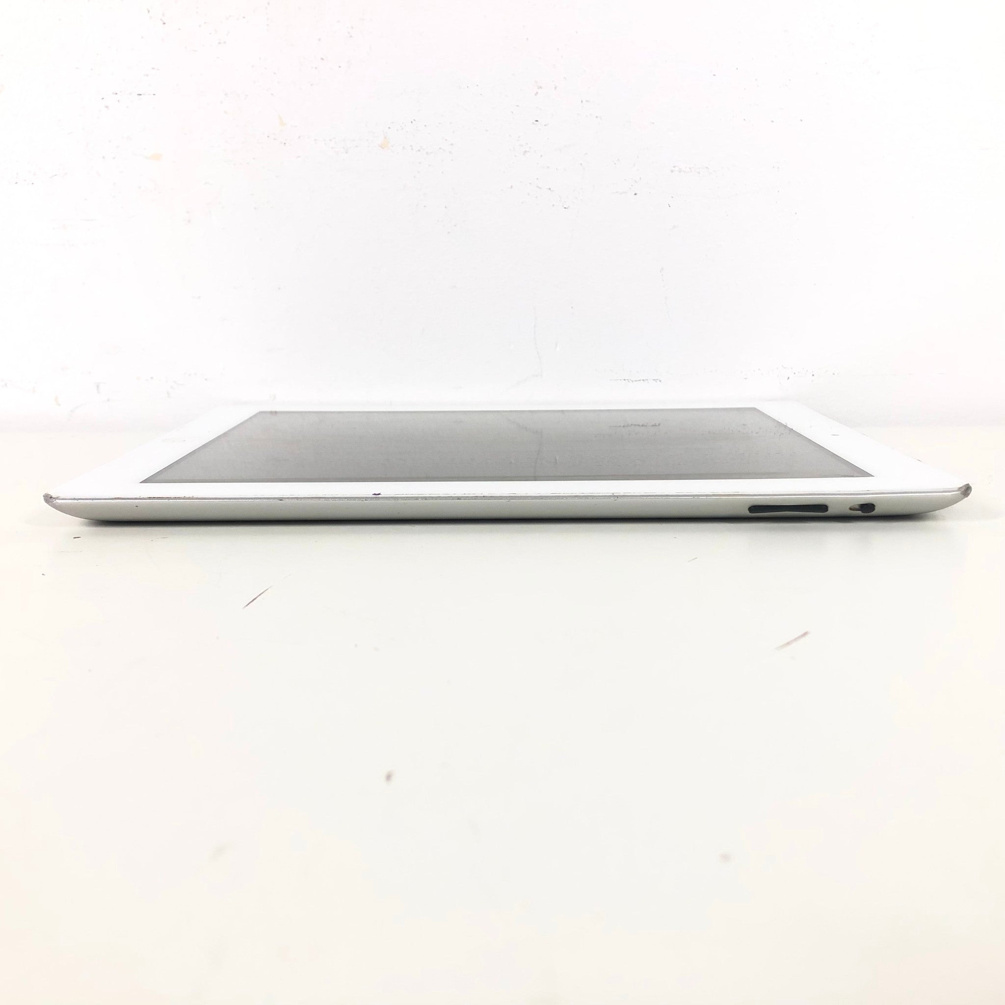 Apple iPad 3 3rd Generation Tablet A1416 32 GB Wi-Fi 9.7in White/Silver