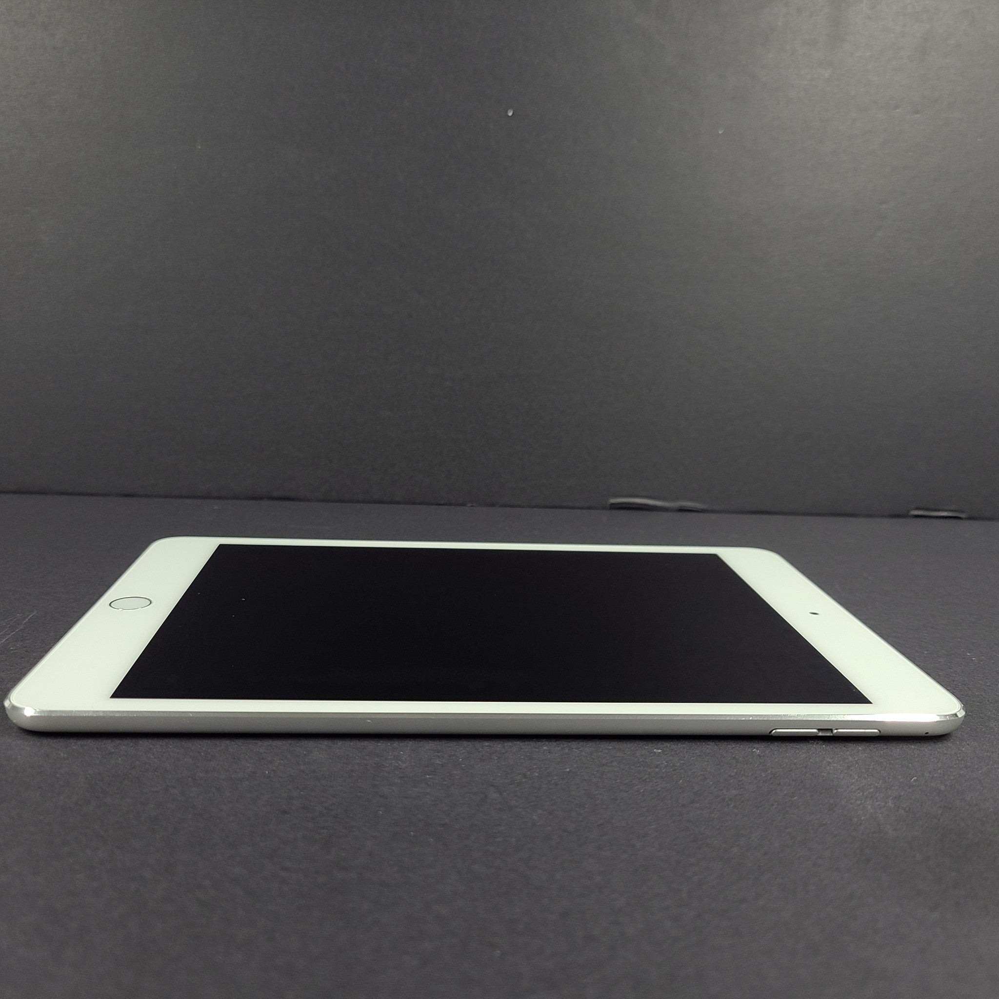 Apple iPad mini 4 (4th Gen)128GB, Wi-Fi, 7.9in iOS Tablet A1538 - Silver