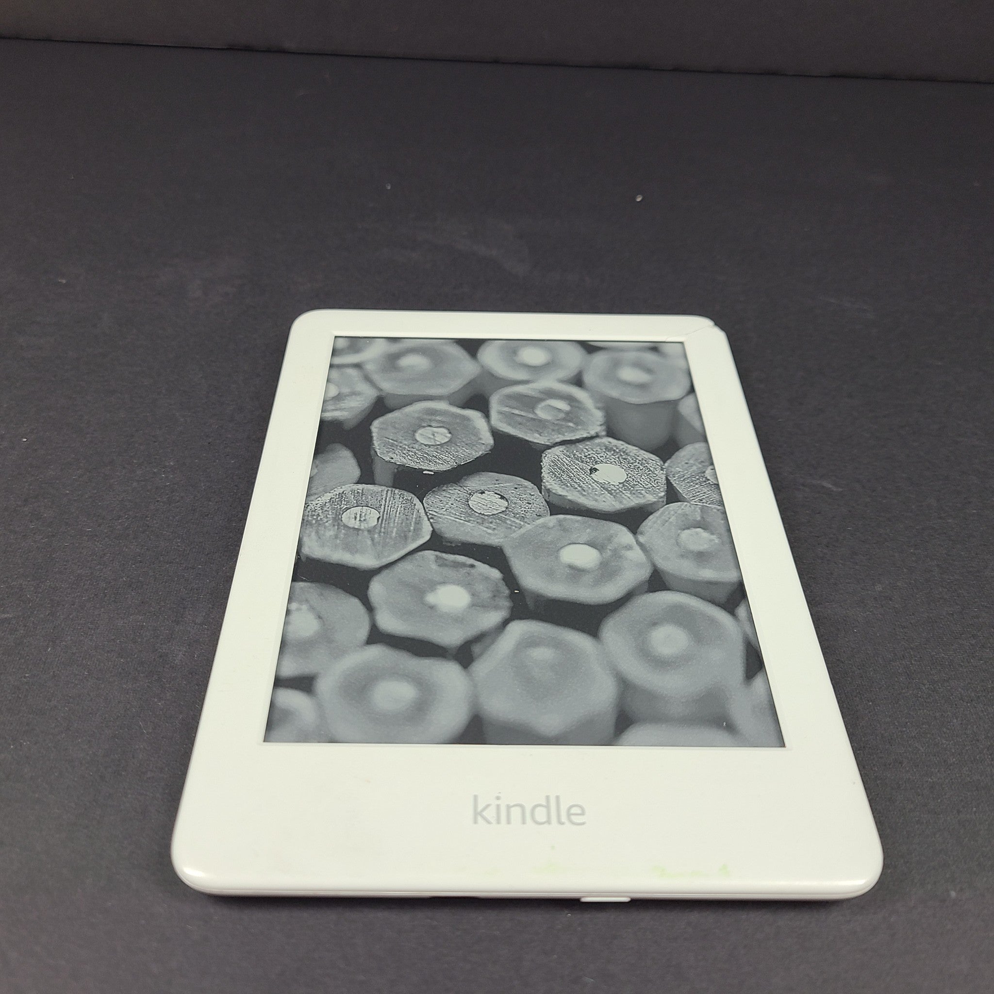 Amazon Kindle 10th Generation 8GB Wi-Fi 6in - White - V1 CORNER