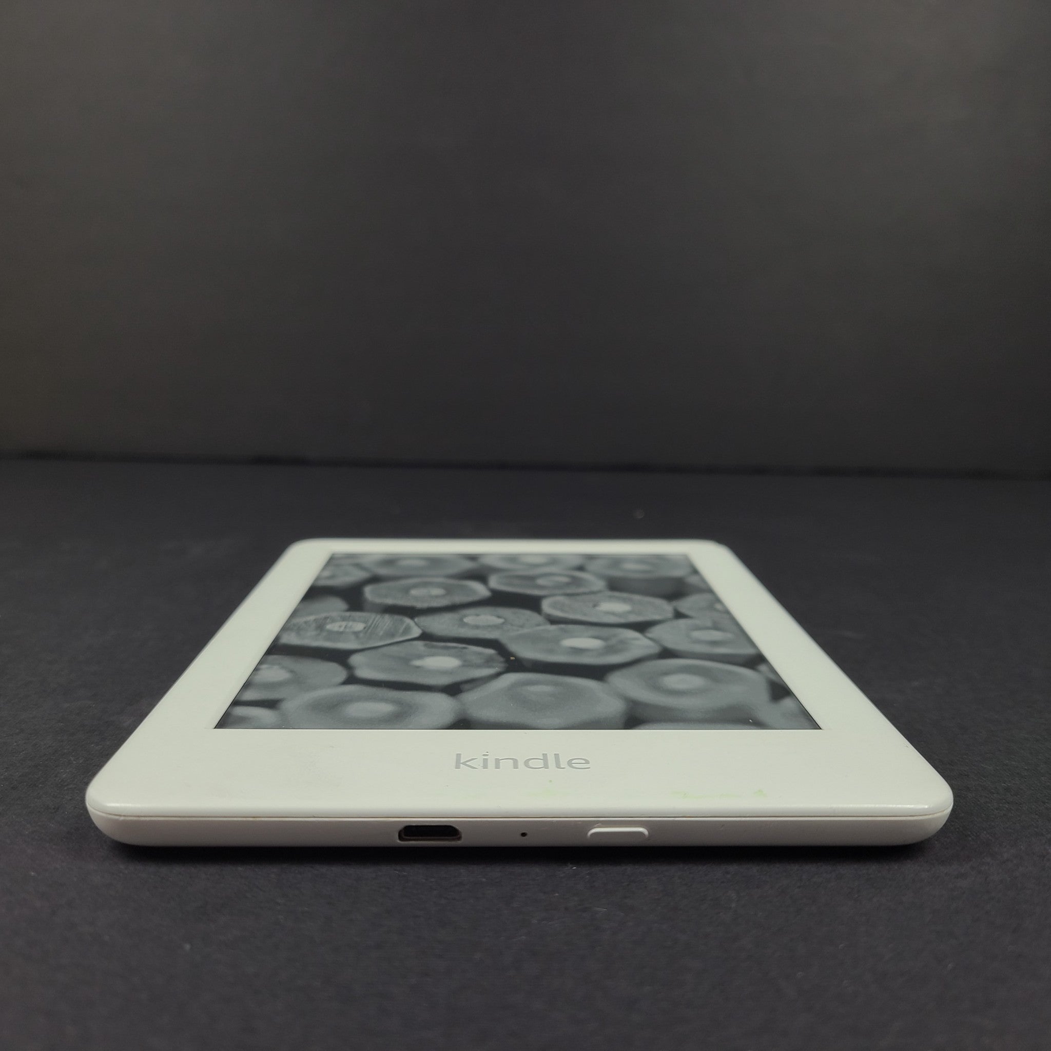 Amazon Kindle 10th Generation 8GB Wi-Fi 6in - White - V1 CORNER