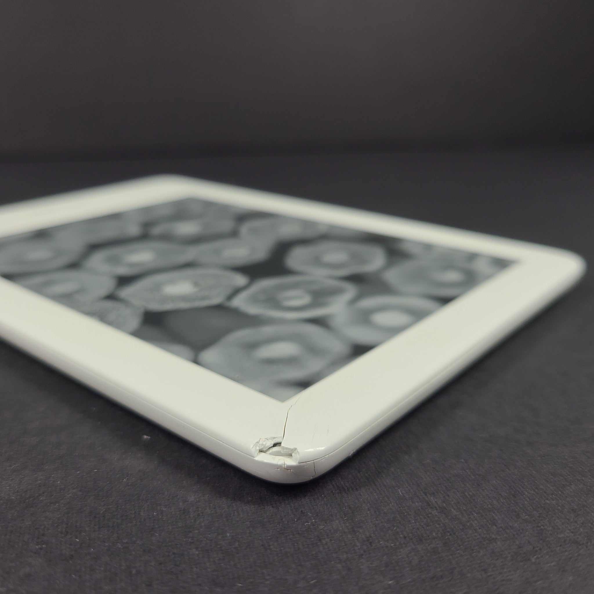 Amazon Kindle 10th Generation 8GB Wi-Fi 6in - White - V1 CORNER