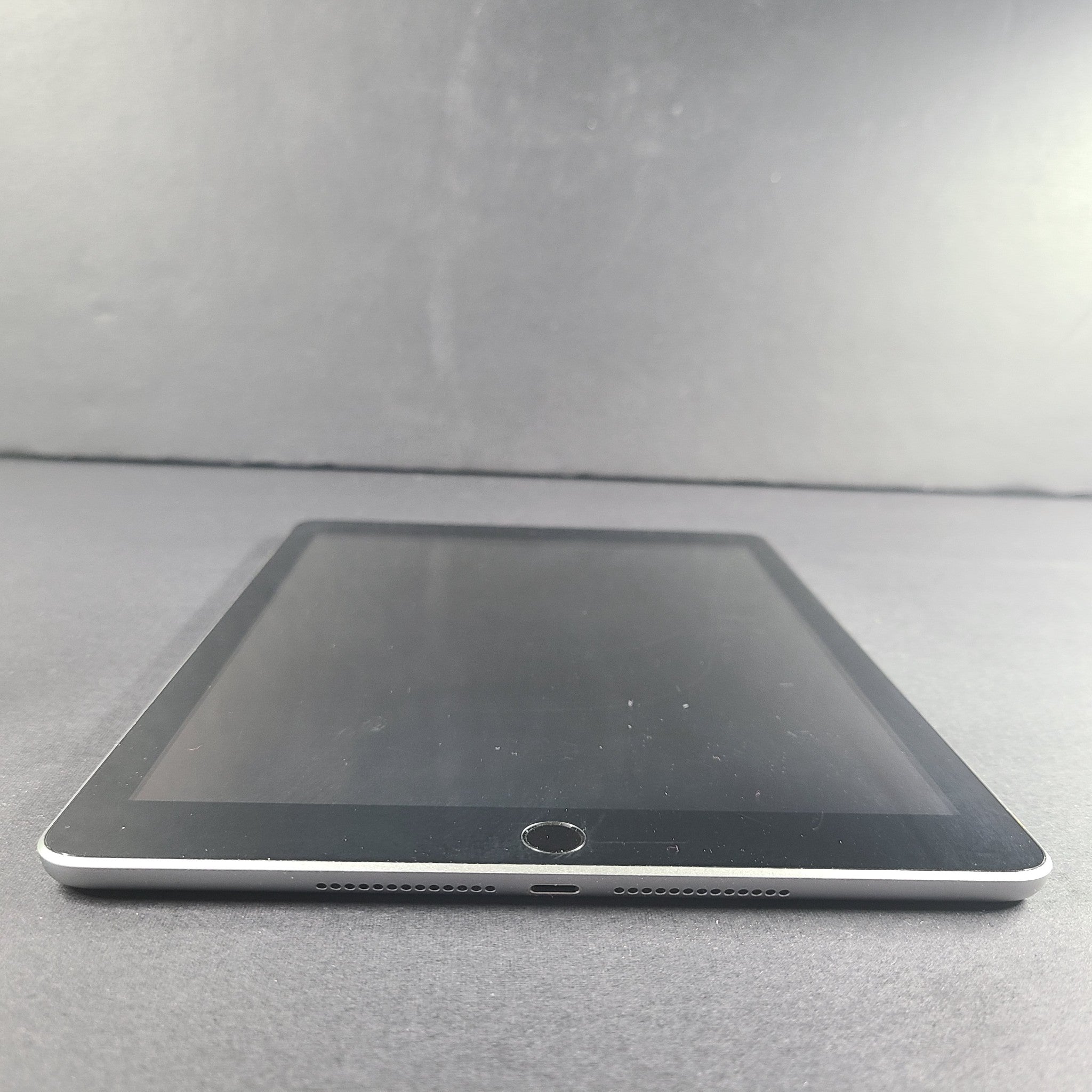 Apple iPad 6th Generation 9.7in A1893 32GB WiFi - Space Gray READ V1