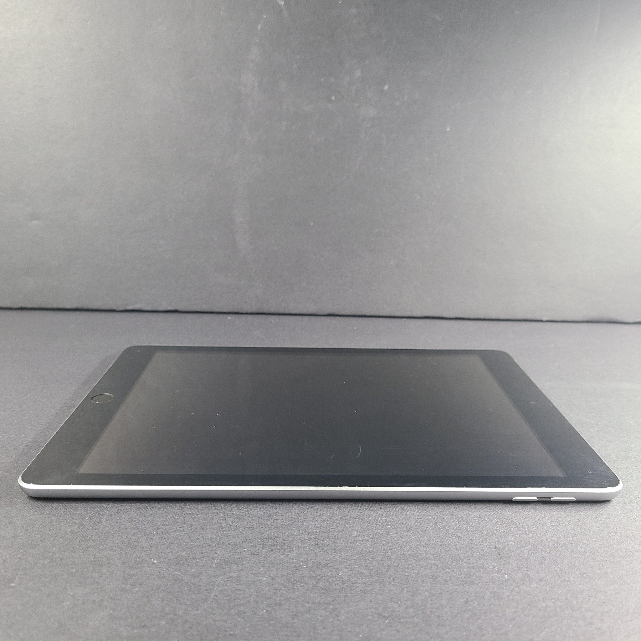Apple iPad 6th Generation 9.7in A1893 32GB WiFi - Space Gray READ V1
