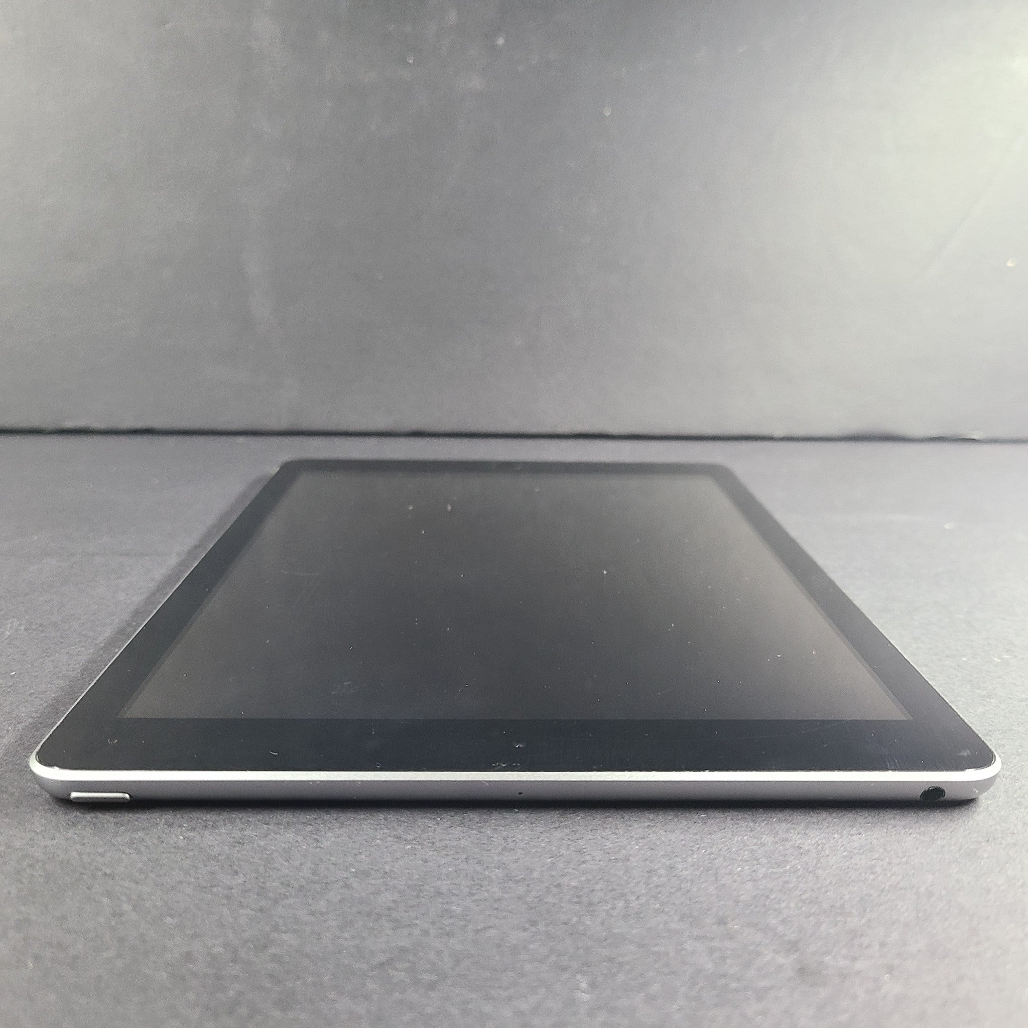 Apple iPad 6th Generation 9.7in A1893 32GB WiFi - Space Gray READ V1