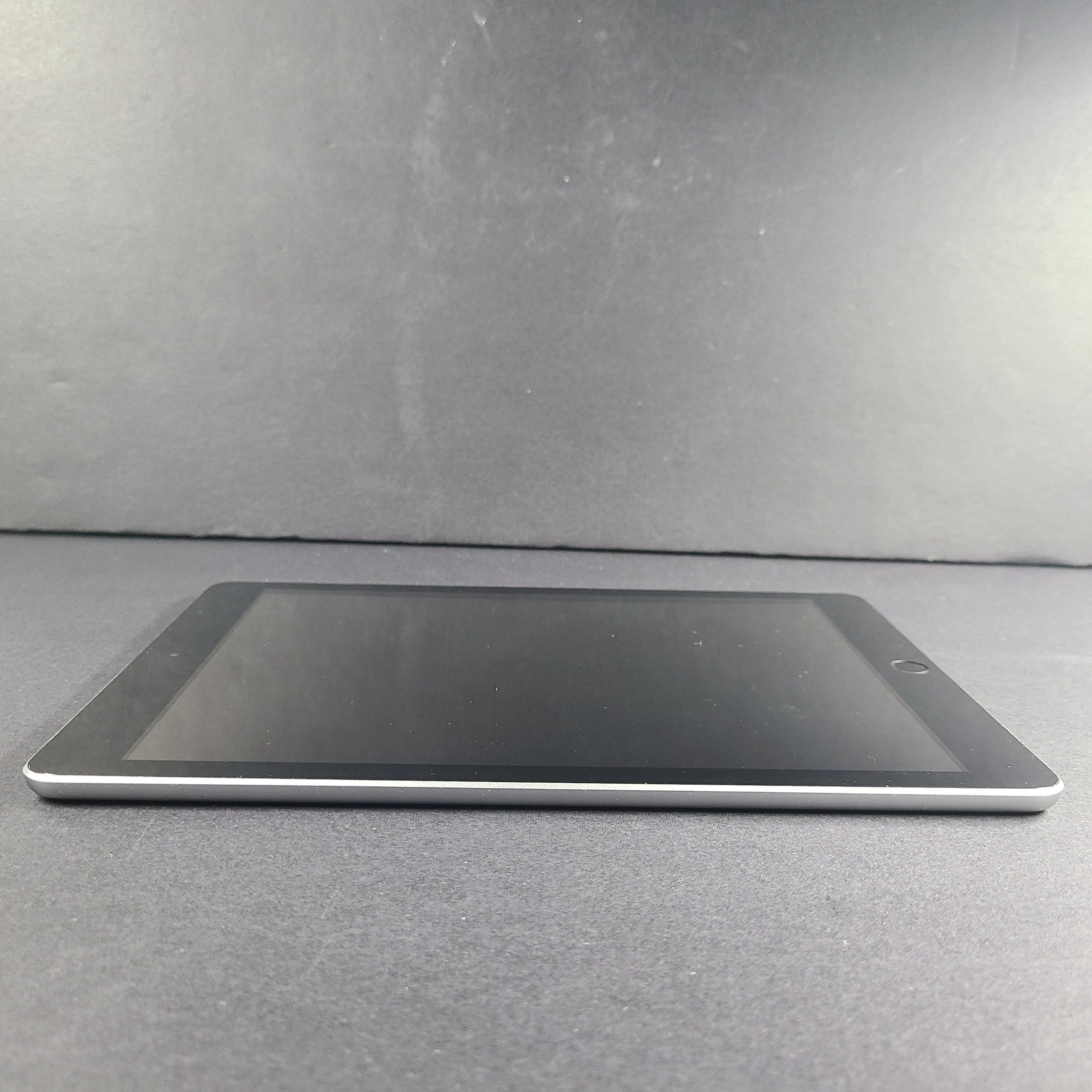 Apple iPad 6th Generation 9.7in A1893 32GB WiFi - Space Gray READ V1