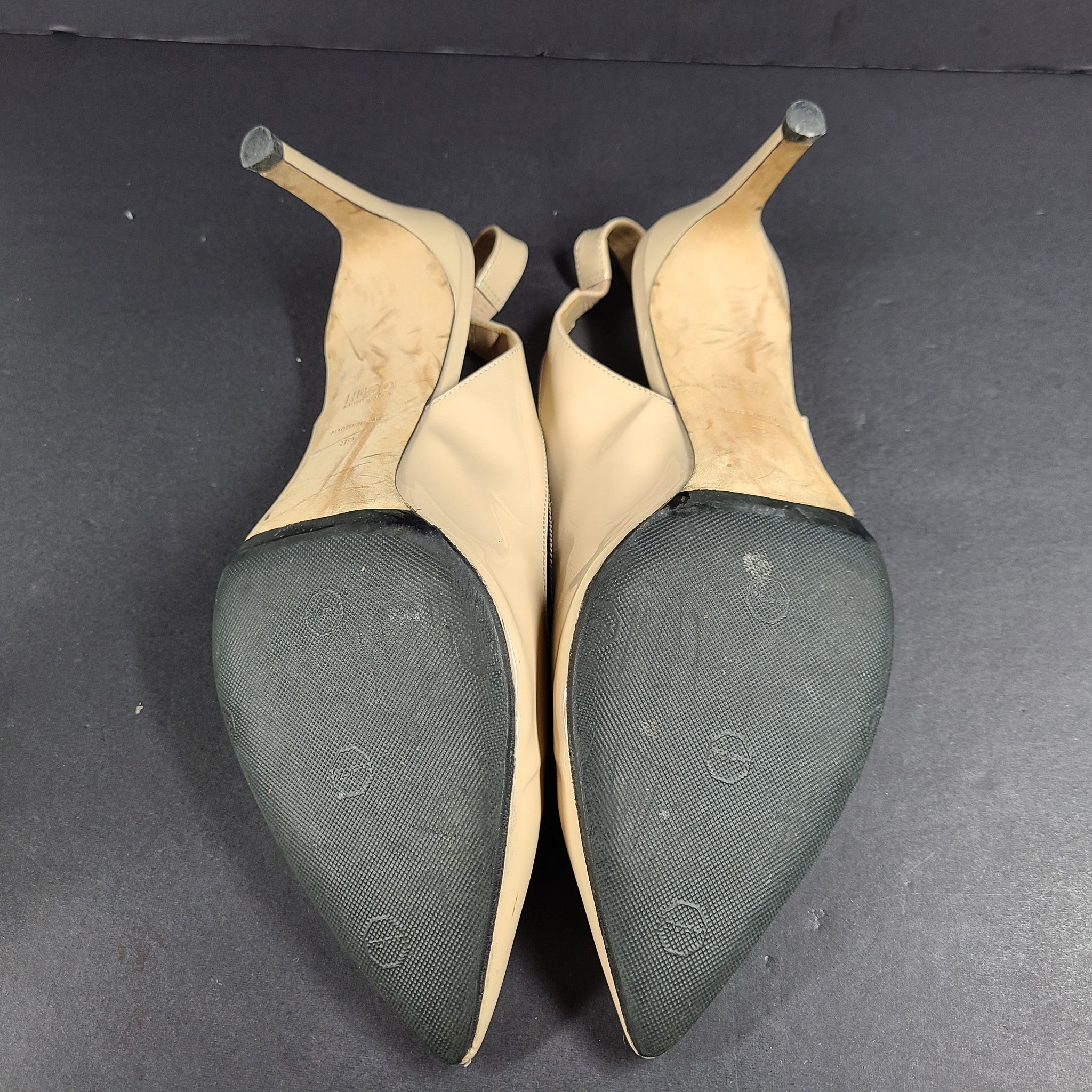 Hugo Boss Hellia Patent Leather Nude Beige Slingback Sandals Pointy Toe Sz 9