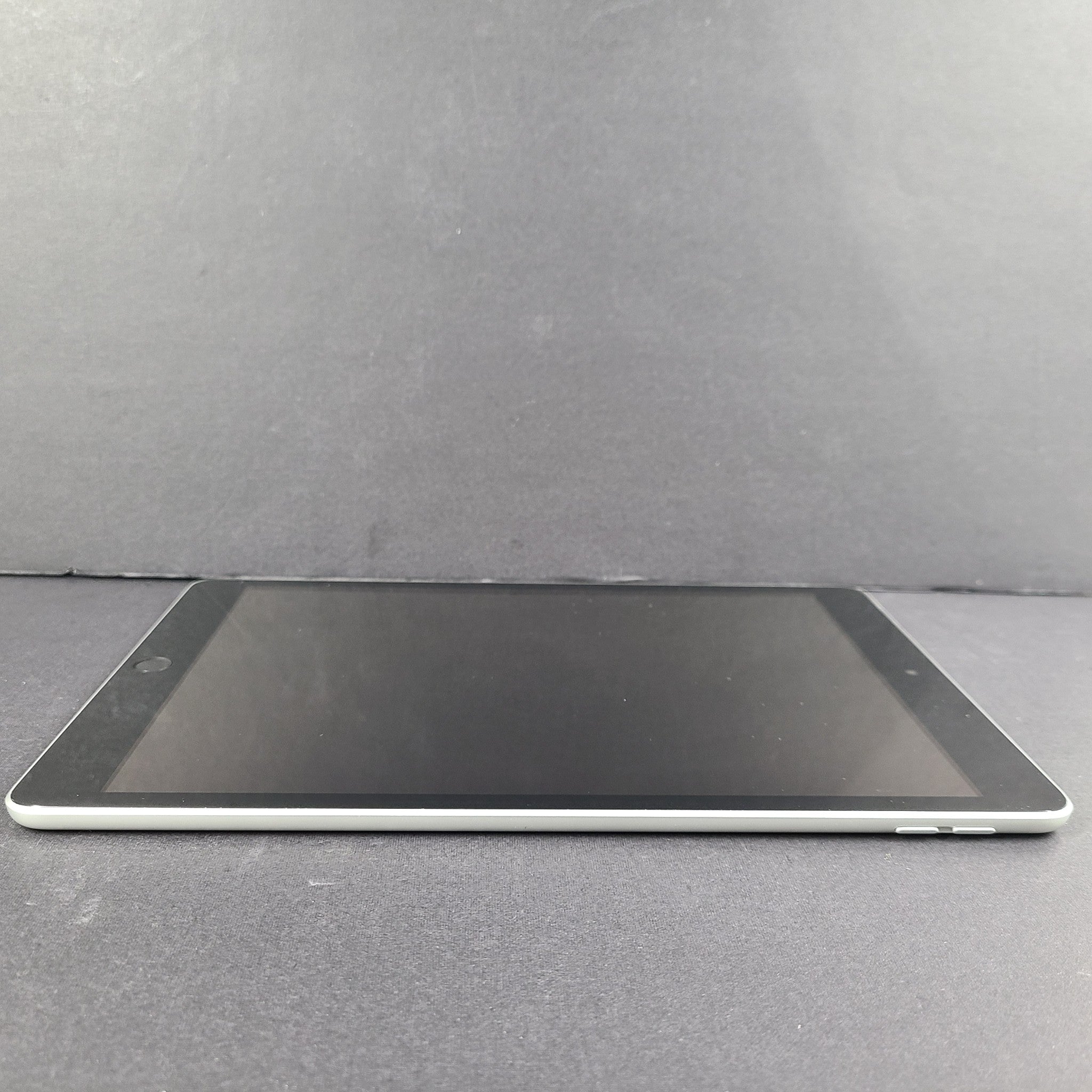 Apple iPad 9th Gen. 64GB A2602 Wi-Fi 10.2 in - Silver - Excellent Condition