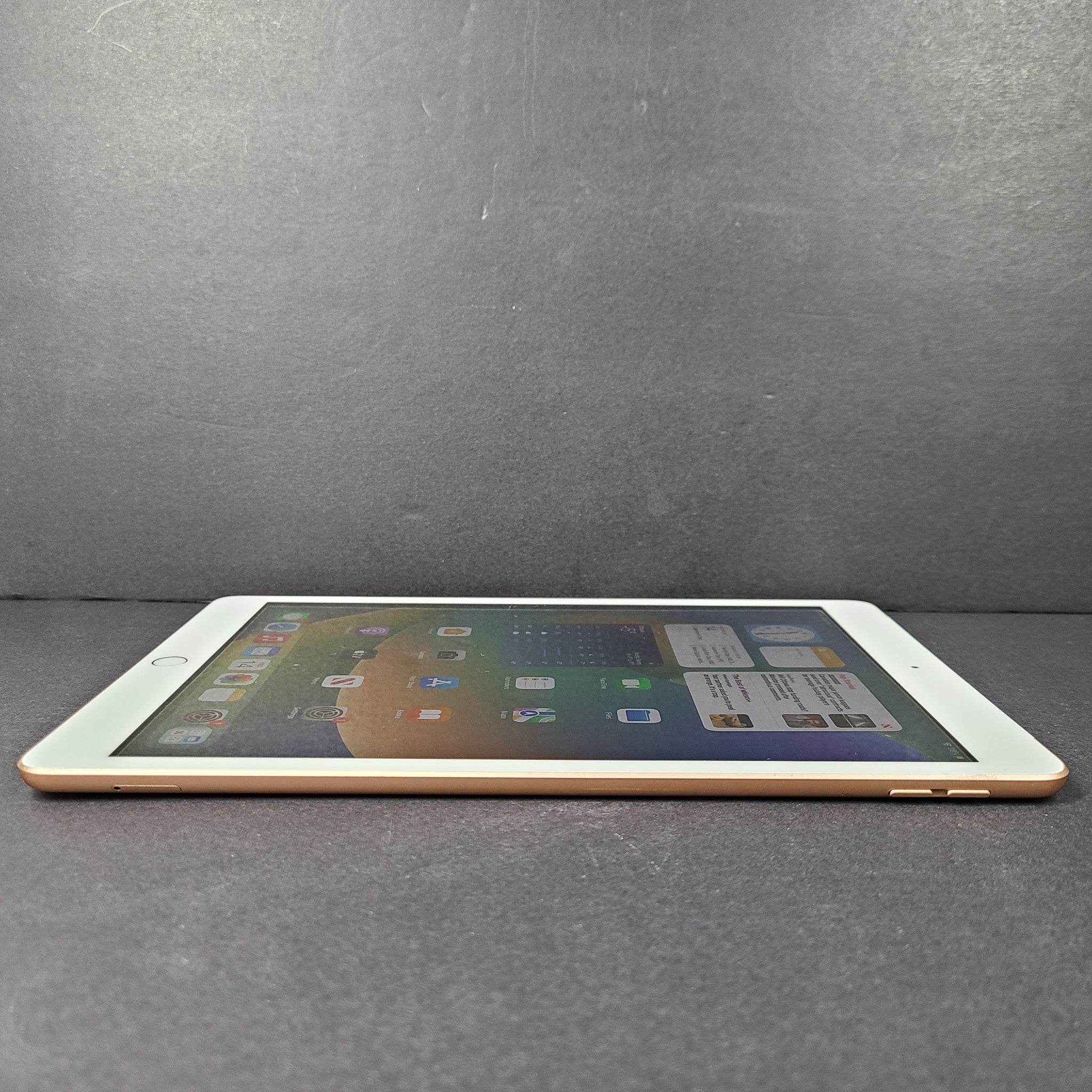 Apple iPad 8th Gen. 32GB, Wi-Fi + 4G (Unlocked), 10.2 in - Rose Gold