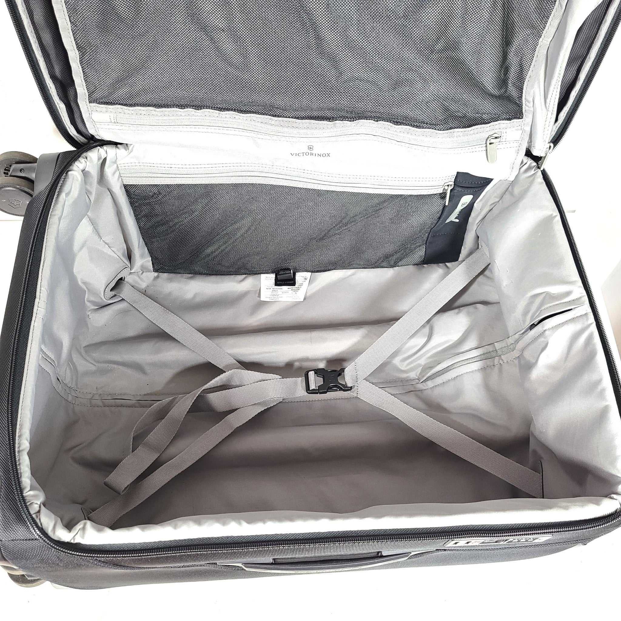 Victorinox 25" VX Avenue Softside Spinner Suitcase Luggage Black Locking 605920