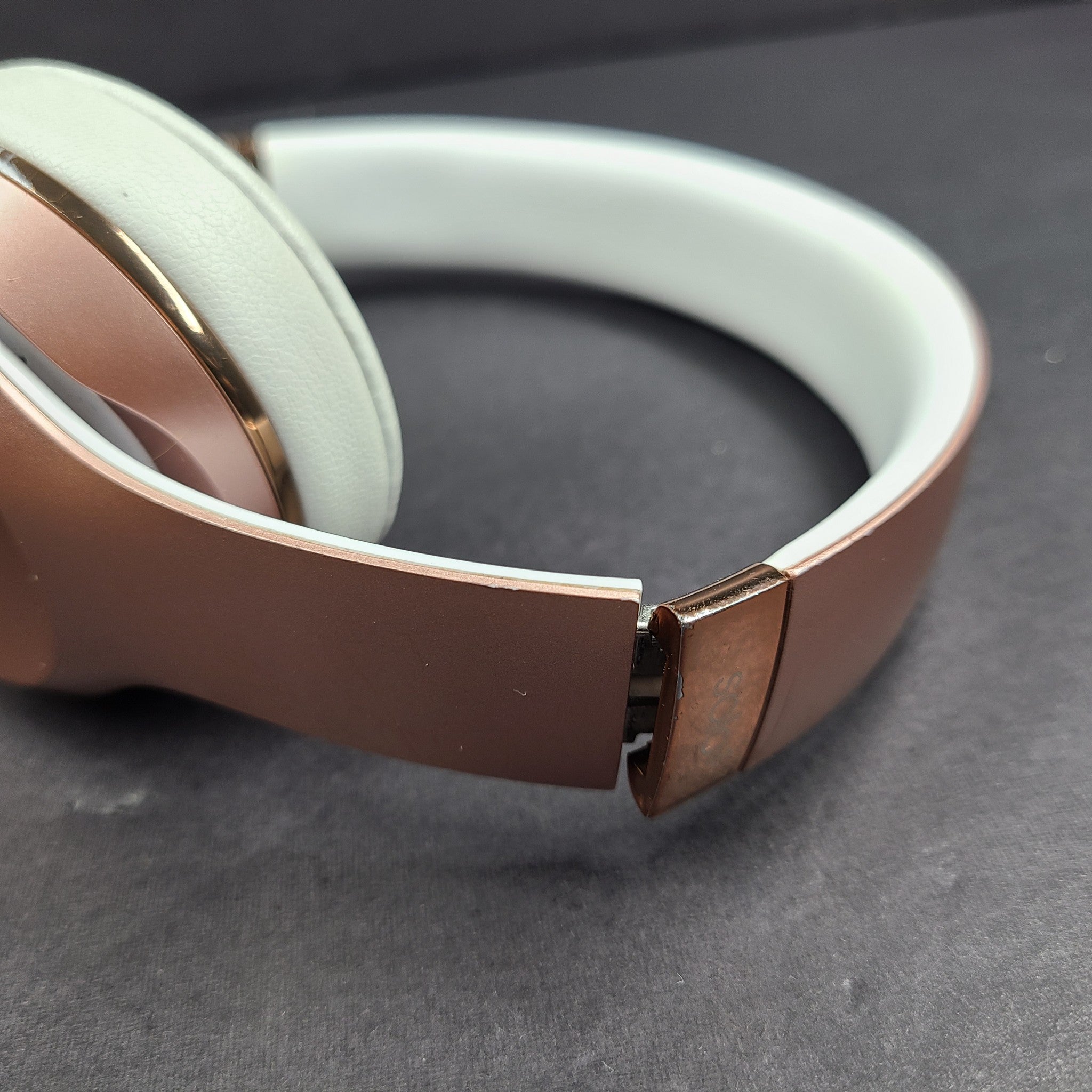 Beats by Dr. Dre Solo3 Wireless On-Ear Headphones A1796 - Rose Gold GRADE B