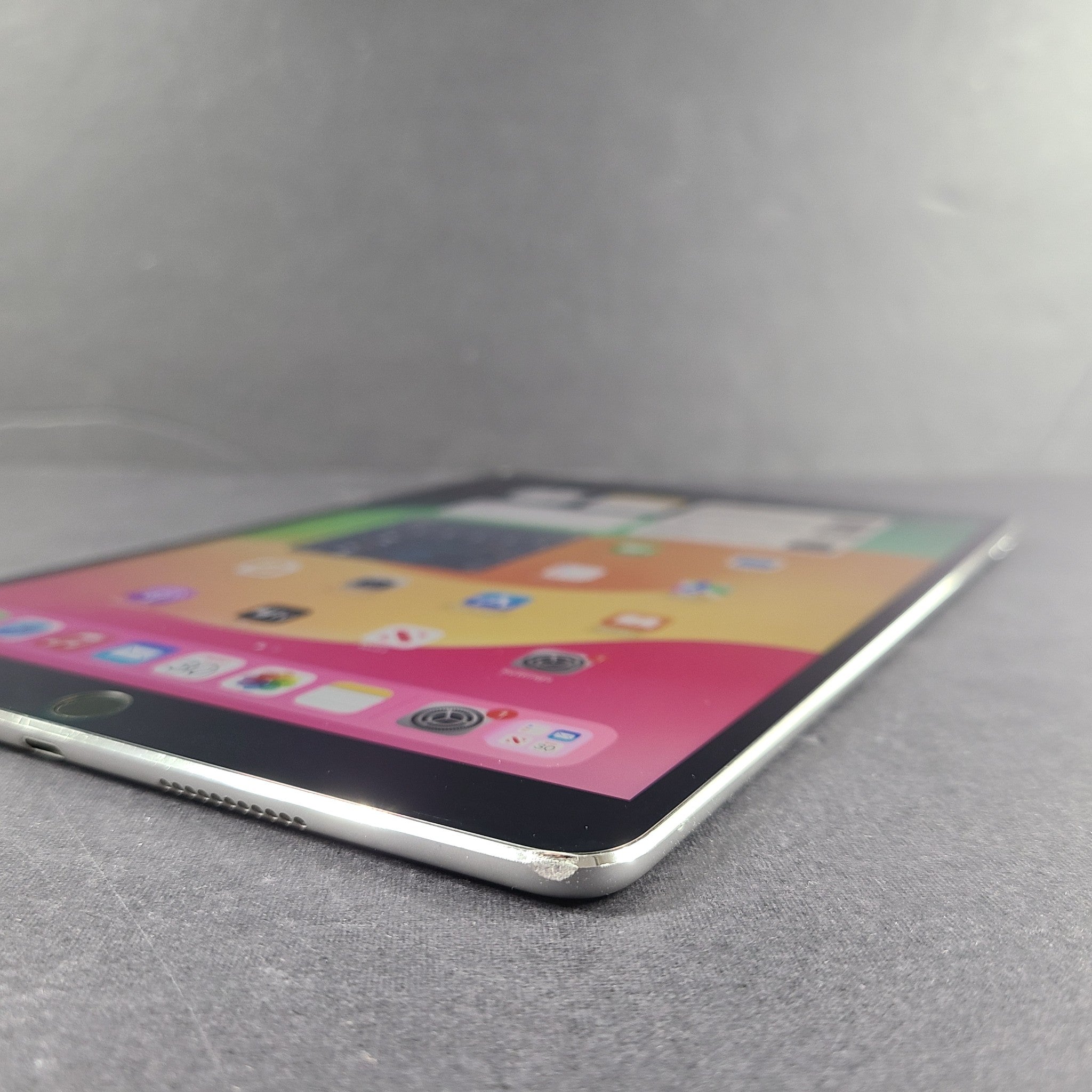 Apple iPad Pro 10.5" 256GB Wi-Fi 10.5in Space Gray A1701 - Unlocked SPOT