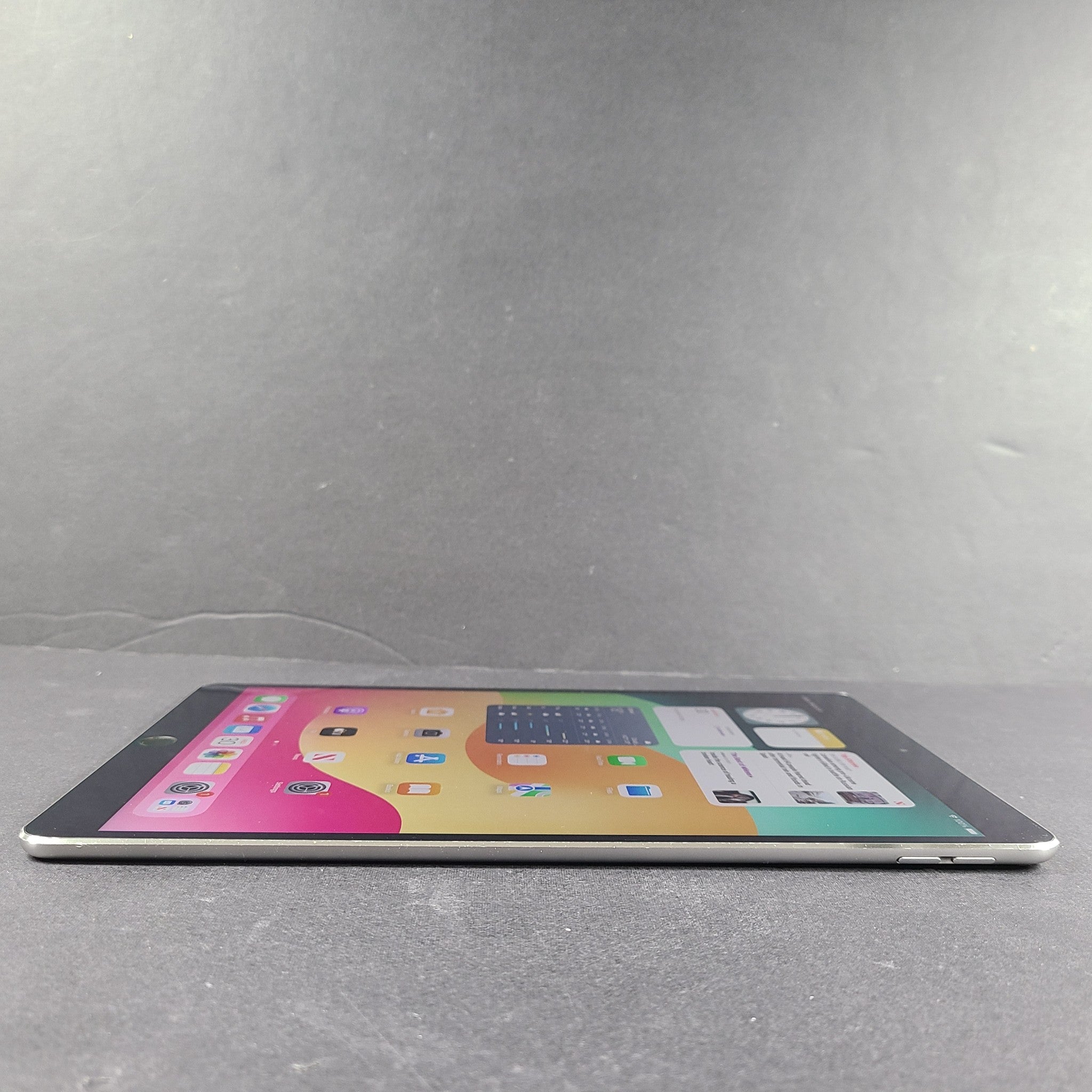 Apple iPad Pro 10.5" 256GB Wi-Fi 10.5in Space Gray A1701 - Unlocked SPOT