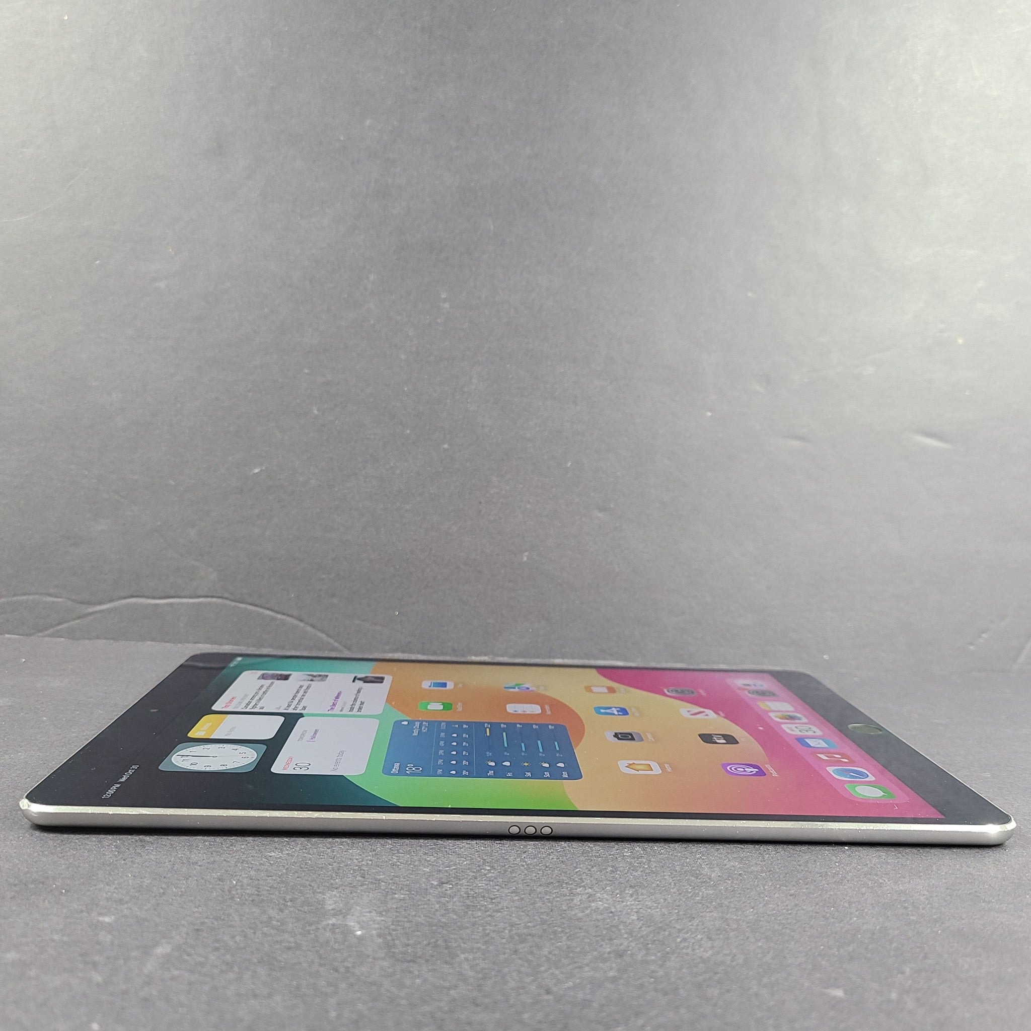 Apple iPad Pro 10.5" 256GB Wi-Fi 10.5in Space Gray A1701 - Unlocked SPOT