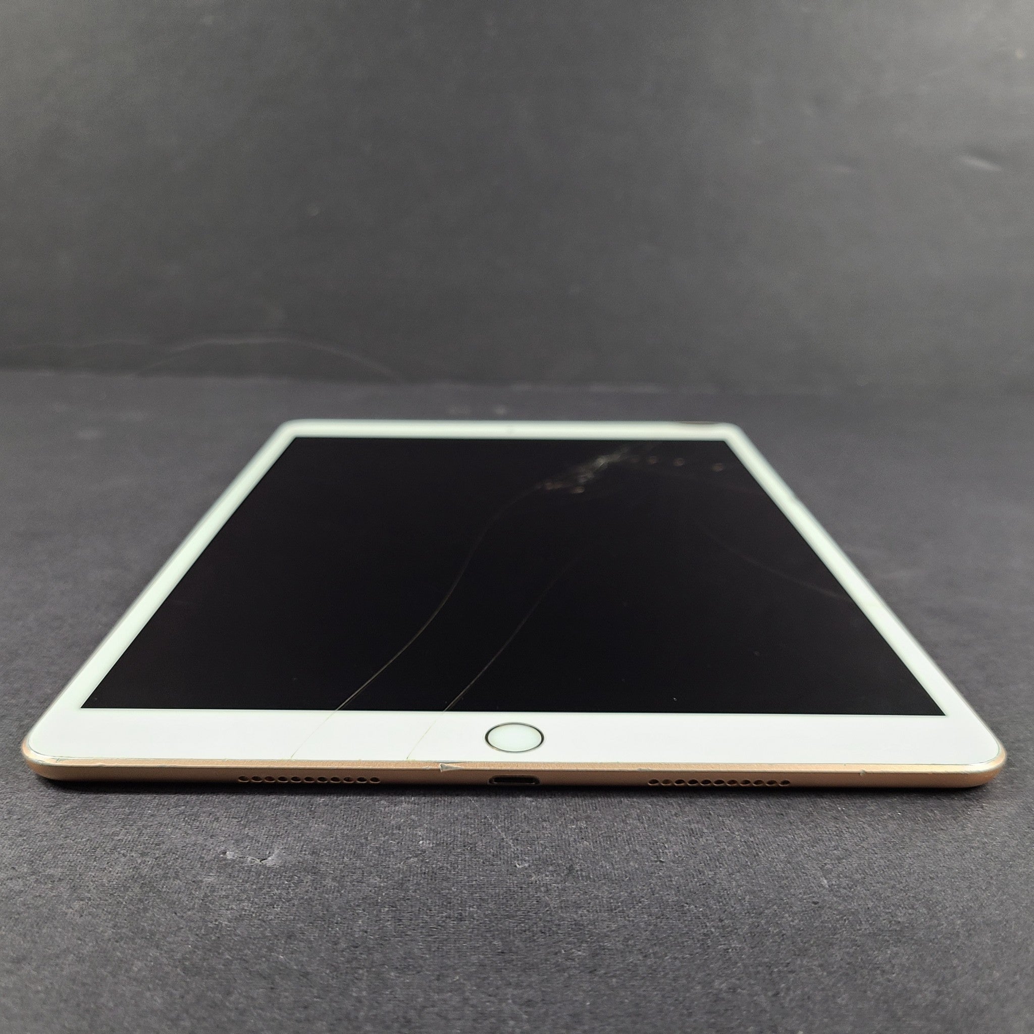 Apple iPad Air 3 (3rd Generation), A2152 64GB, Wi-Fi, 10.5in - Rose Gold READ