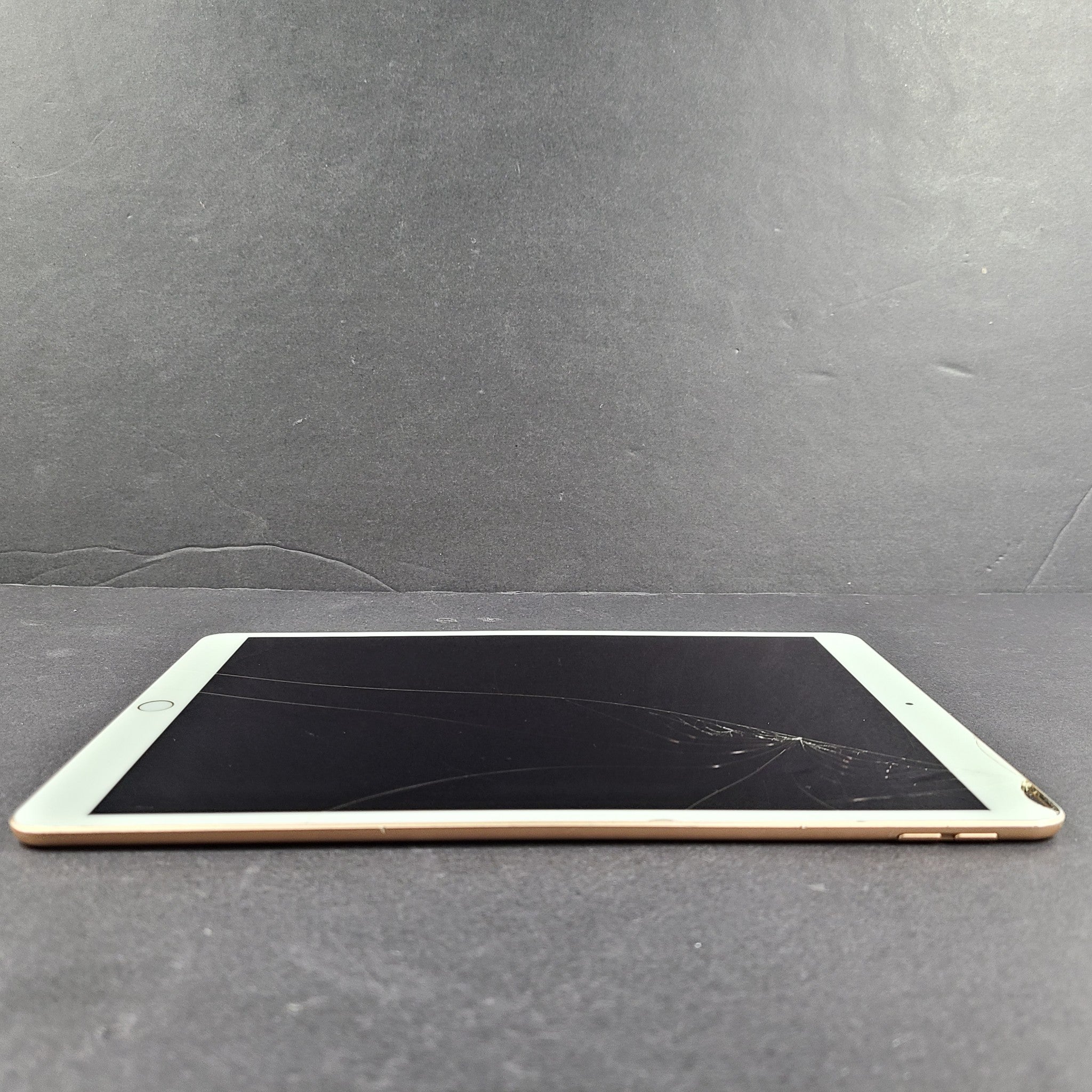Apple iPad Air 3 (3rd Generation), A2152 64GB, Wi-Fi, 10.5in - Rose Gold READ