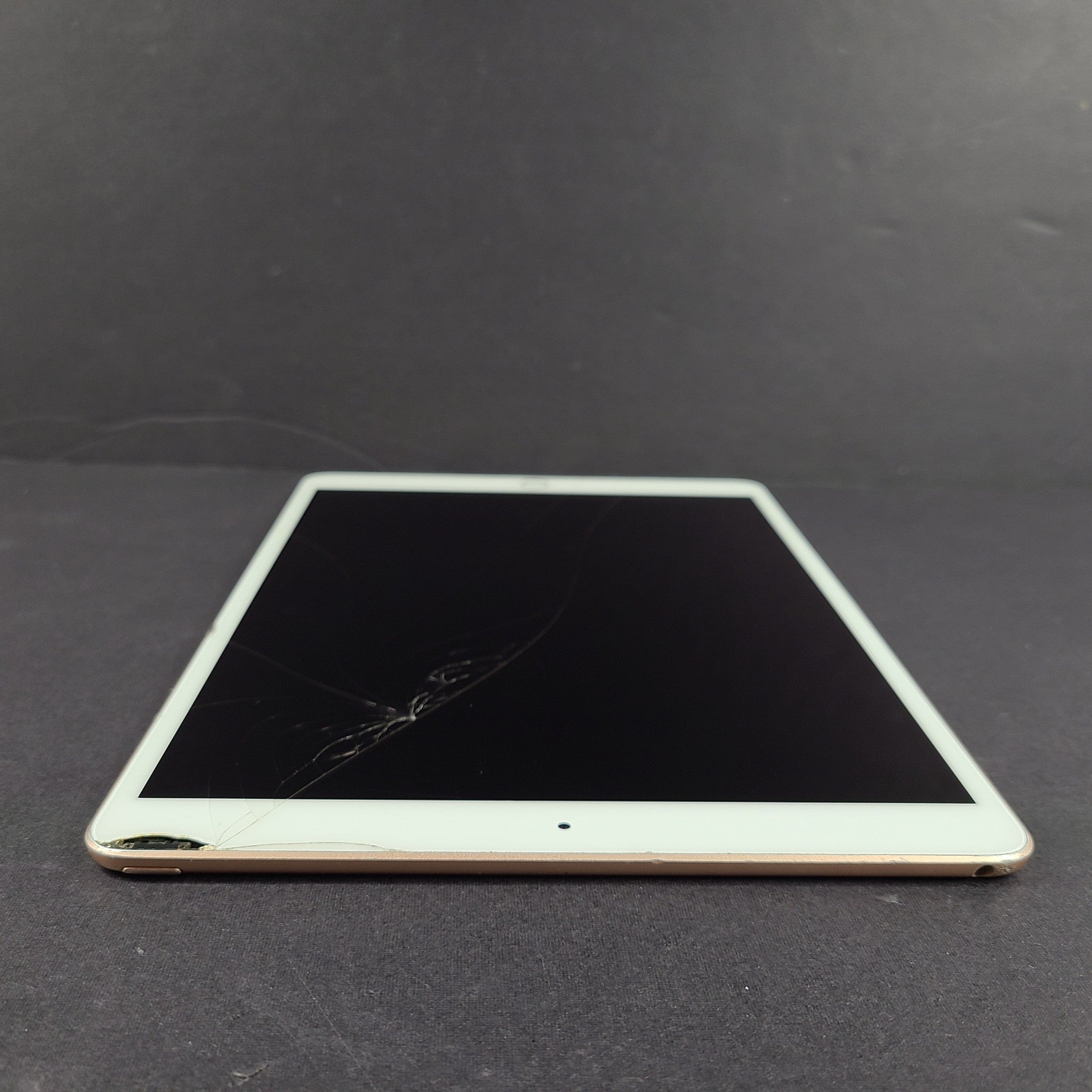 Apple iPad Air 3 (3rd Generation), A2152 64GB, Wi-Fi, 10.5in - Rose Gold READ