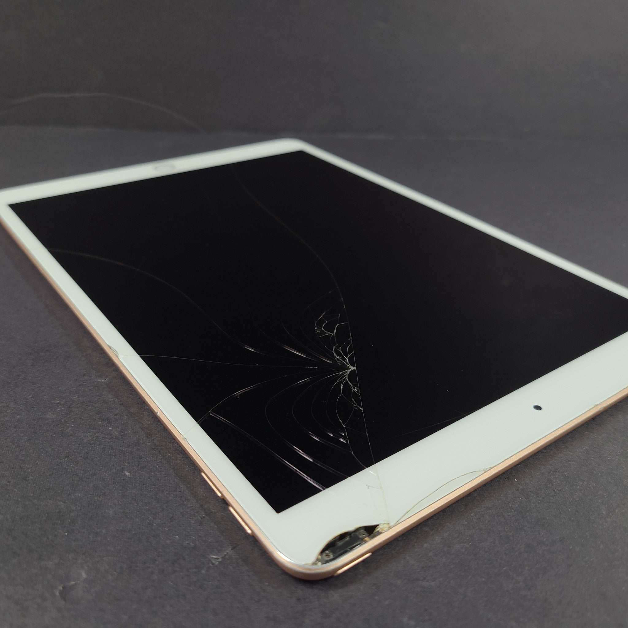 Apple iPad Air 3 (3rd Generation), A2152 64GB, Wi-Fi, 10.5in - Rose Gold READ