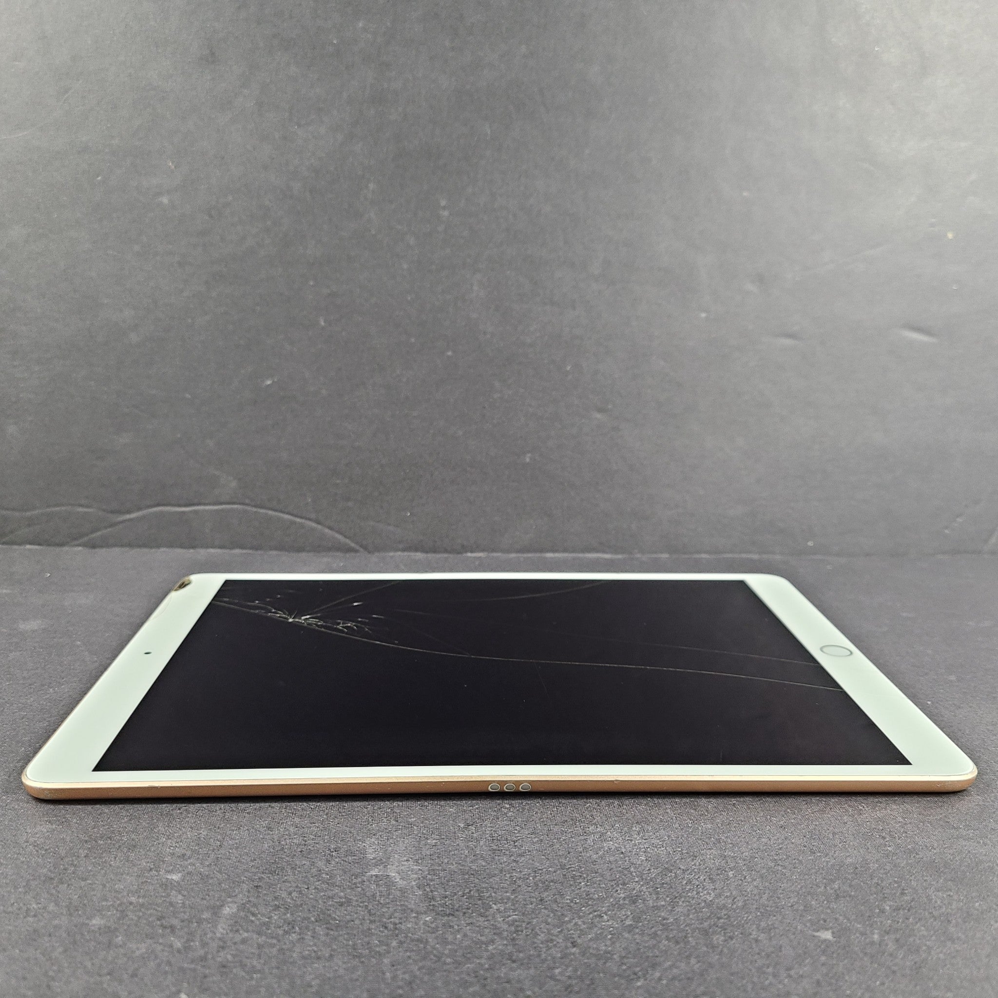 Apple iPad Air 3 (3rd Generation), A2152 64GB, Wi-Fi, 10.5in - Rose Gold READ